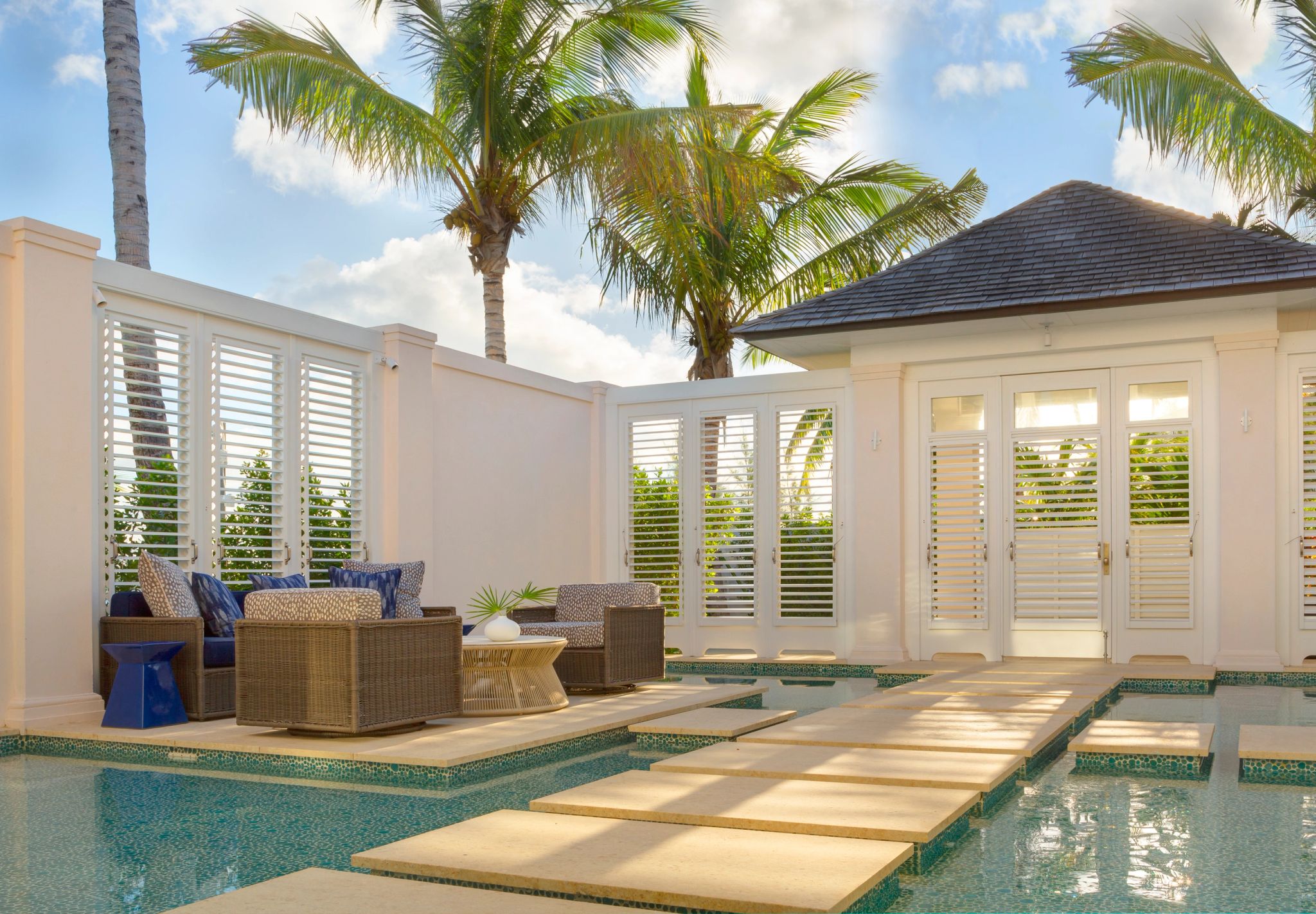 area externa villa – piscina privativa – area de descanso - lounge ao ar livre - villa de luxo