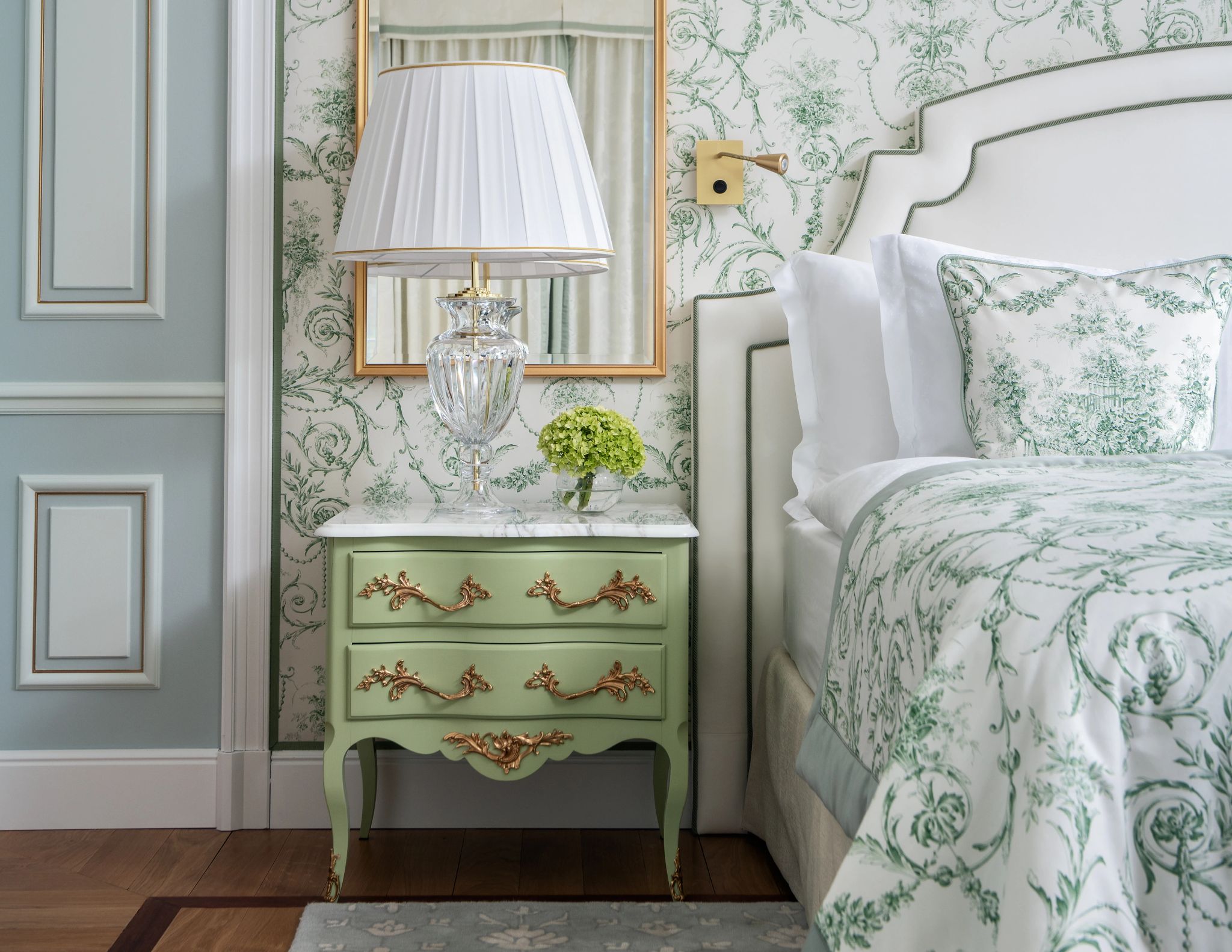 Junior Suite Beau Rivage  cama king-size – mobiliario de luxo – decoracao classica