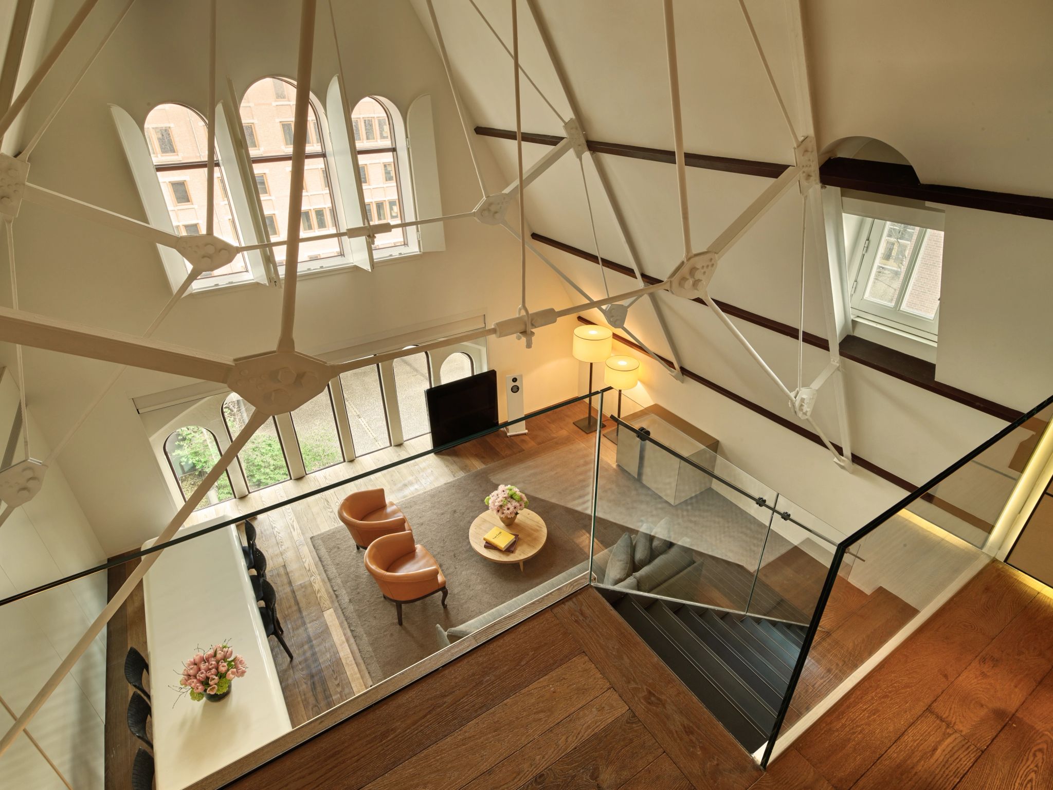 sala moderna - arquitetura moderna - suite com dois andares - suite ampla