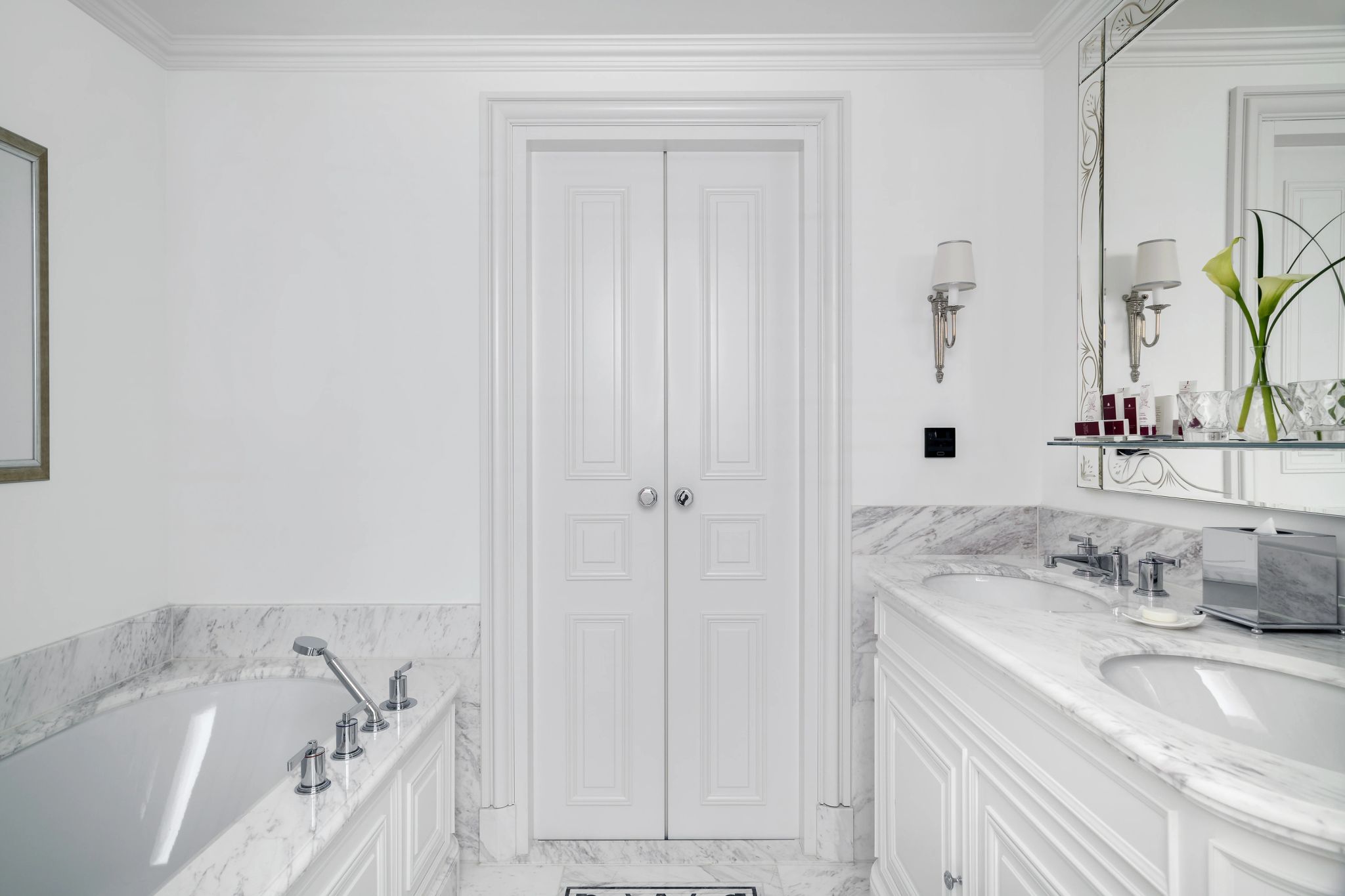 Deluxe City and Garden   banheiro de luxo – banheira de imersao – pia dupla