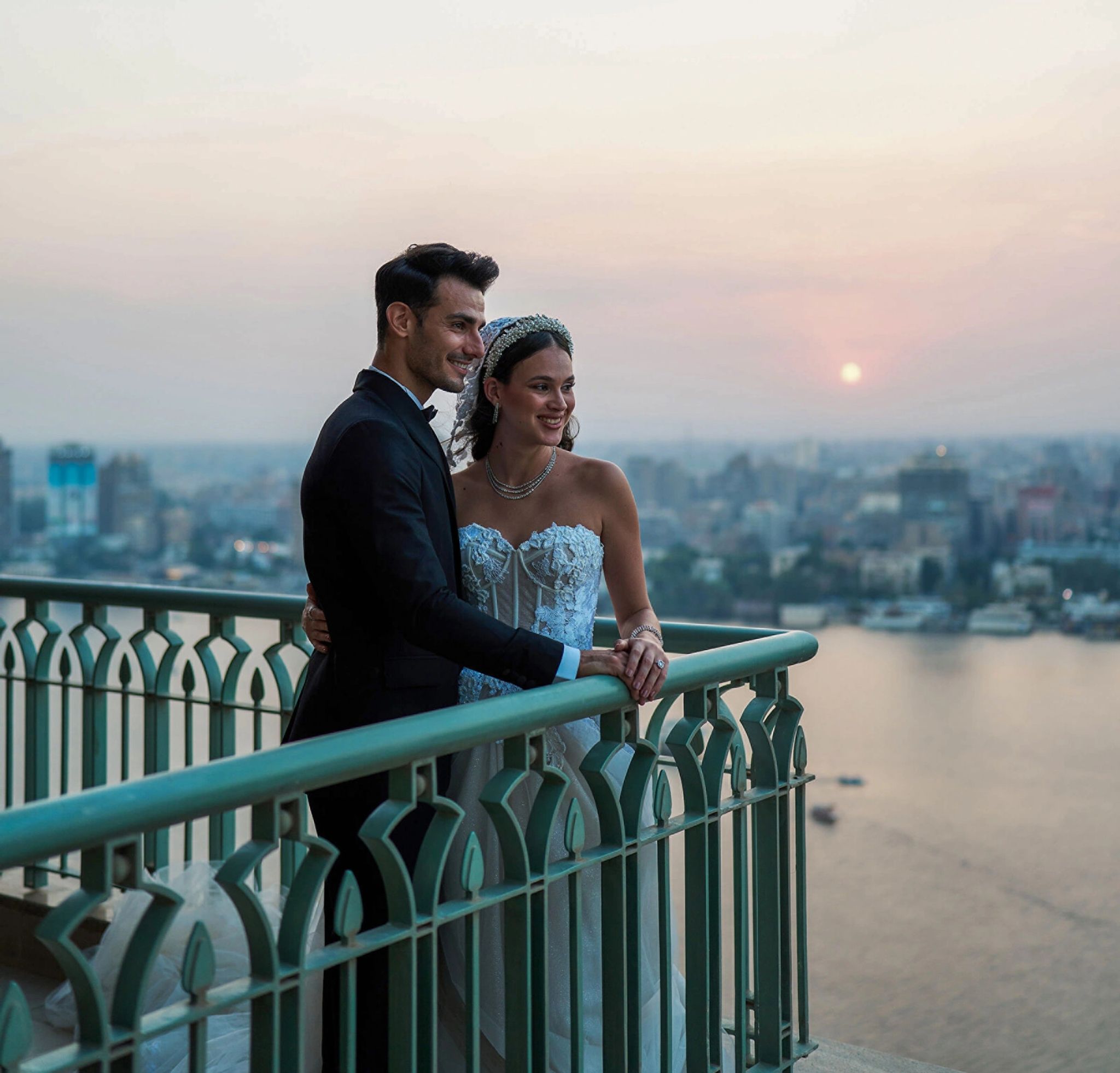 Casamento casal apreciando o por do sol em varanda de hotel cinco estrelas