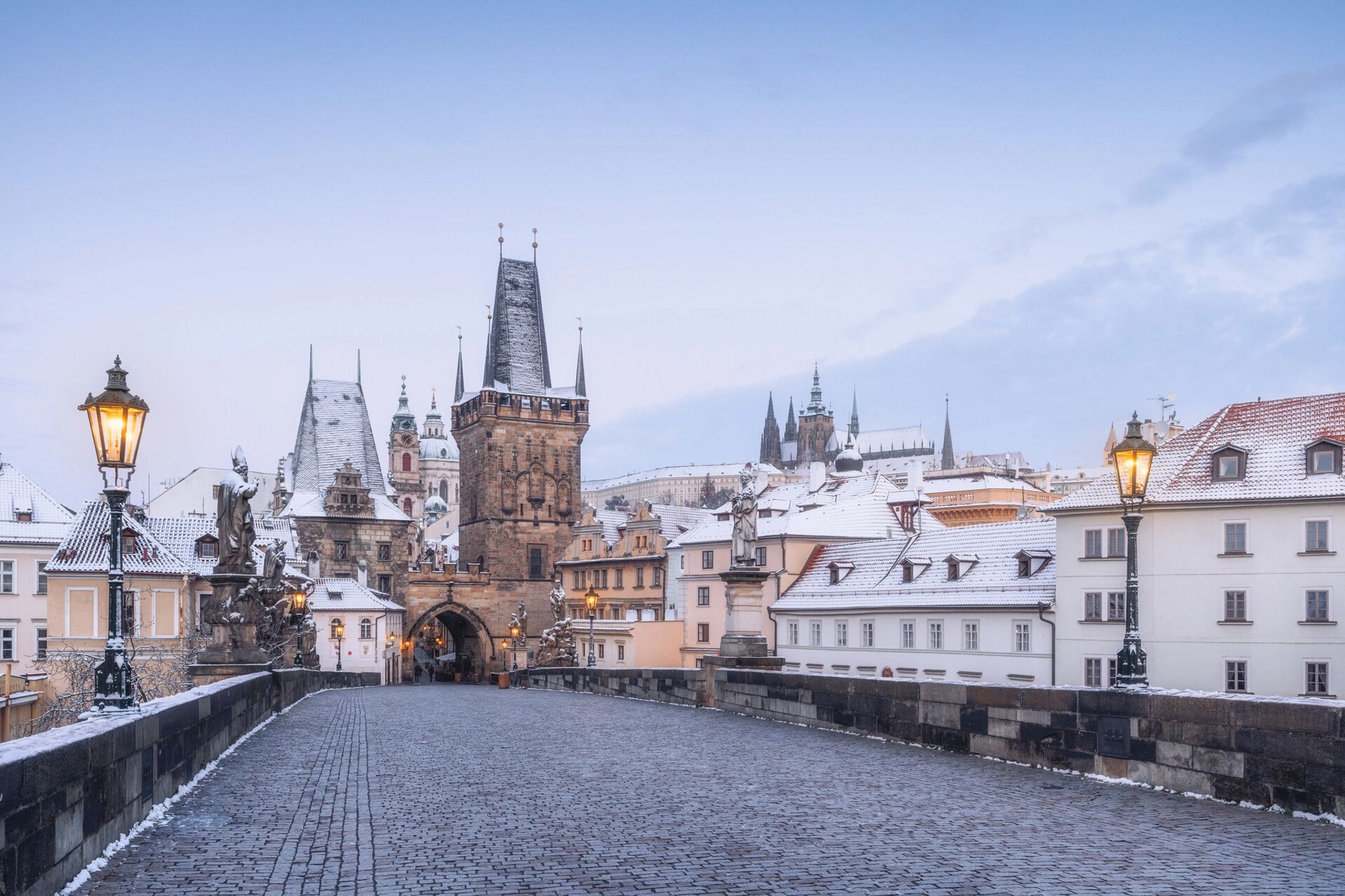 Cidade Histórica vista panoramica da cidade antiga de praga com o four seasons hotel em destaque