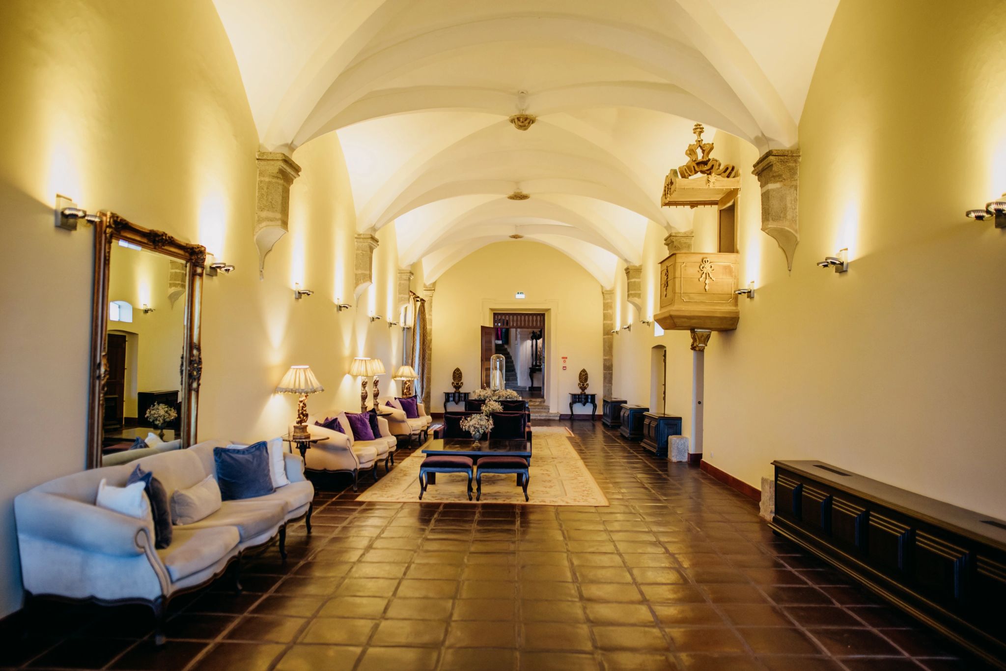 Interior do Hotel corredor historico - bancos de madeira - teto de pedra antigo