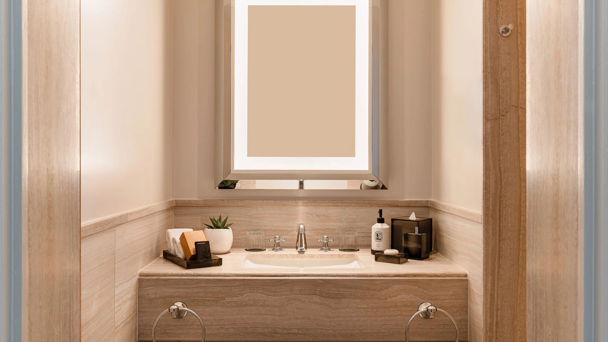 Four Seasons banheiro em marmore - banheira de imersao - acabamento luxo