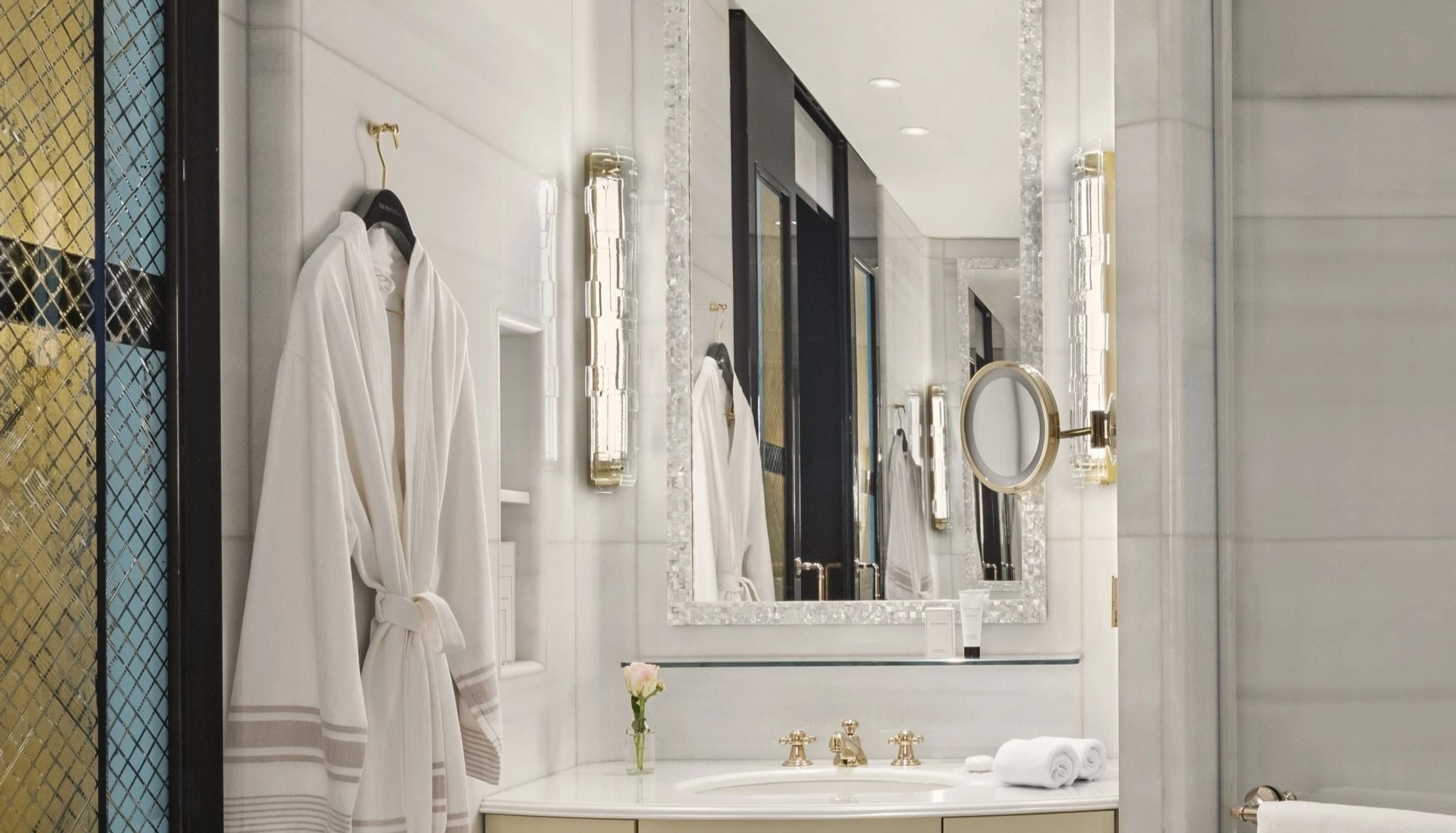 banheiro de luxo - roupao de banho - banheiro em marmore