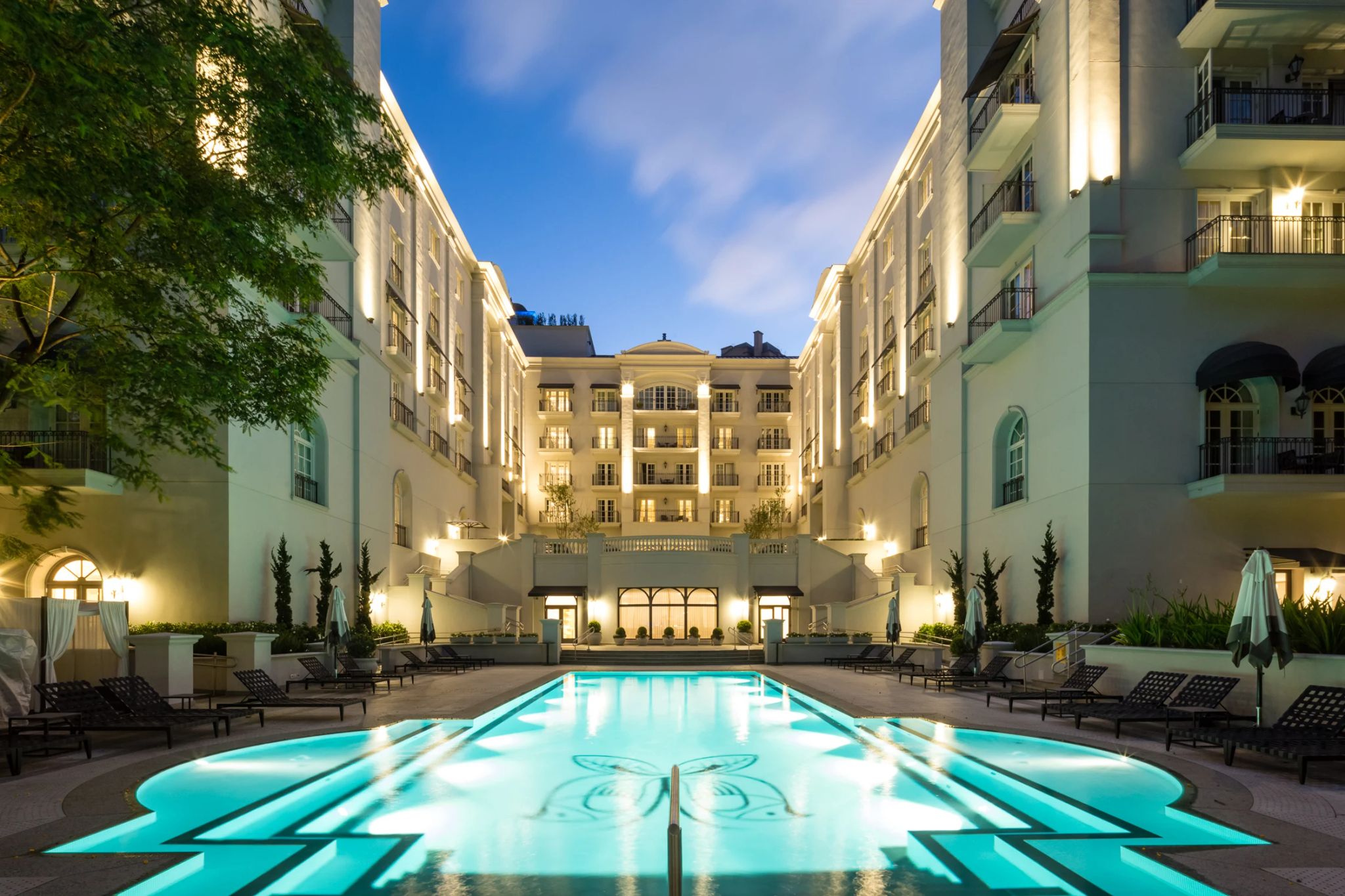 fachada do palacio tangara com piscina de hotel de luxo