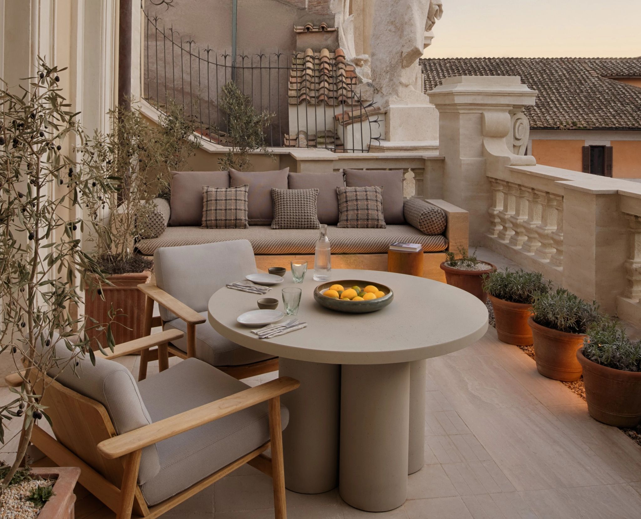 Two Bedroom Mellini Suite terraco mobiliado - varanda privativa - mesa de jantar