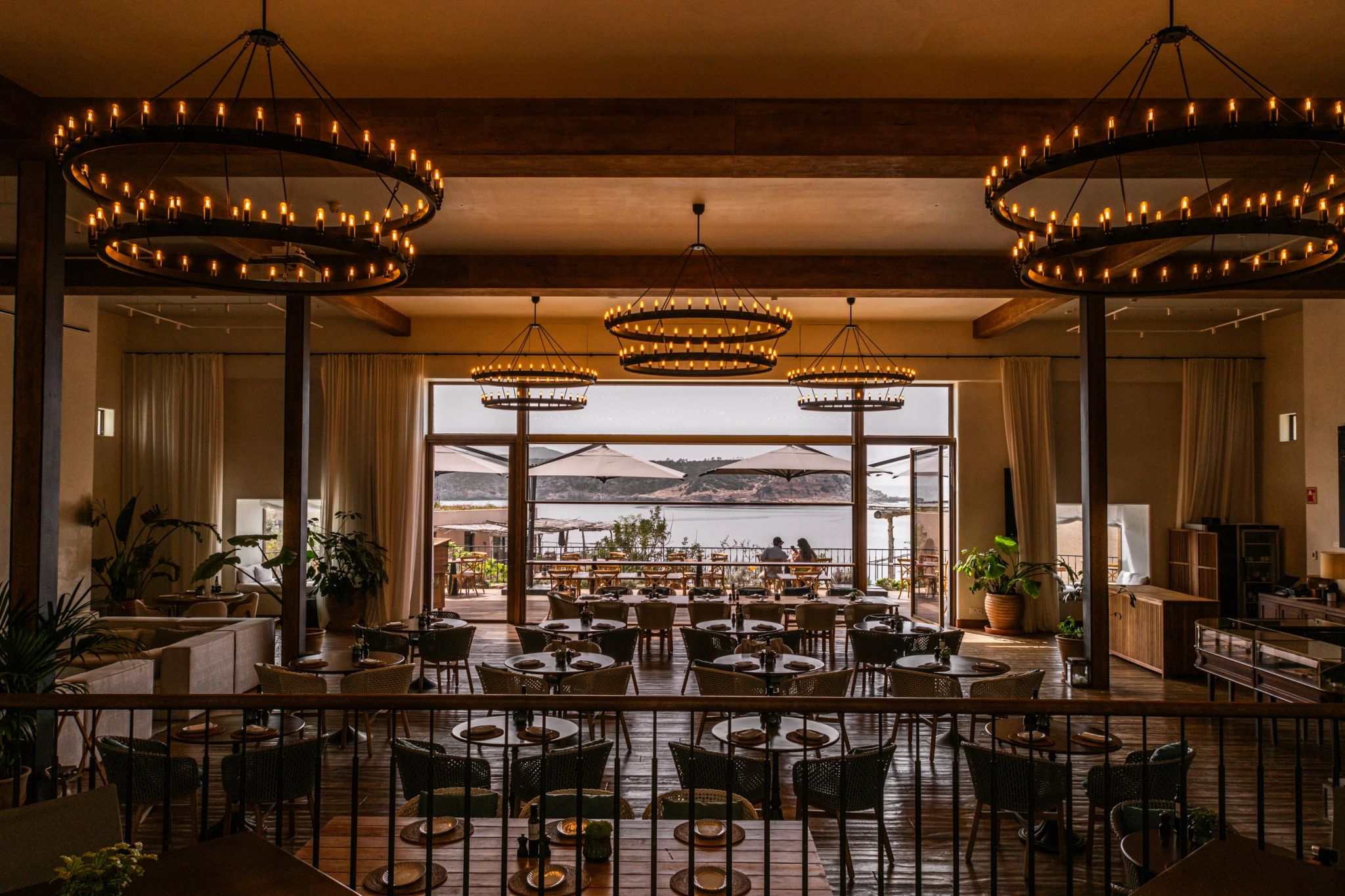 salao amplo com mesas - luminarias circulares - ambiente iluminado