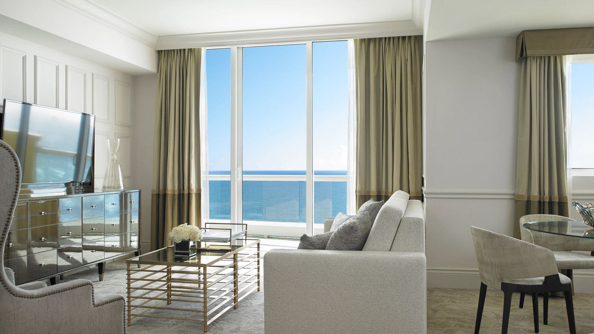 suite com sala separada - sala com varanda - sala vista mar - amenidades modernas