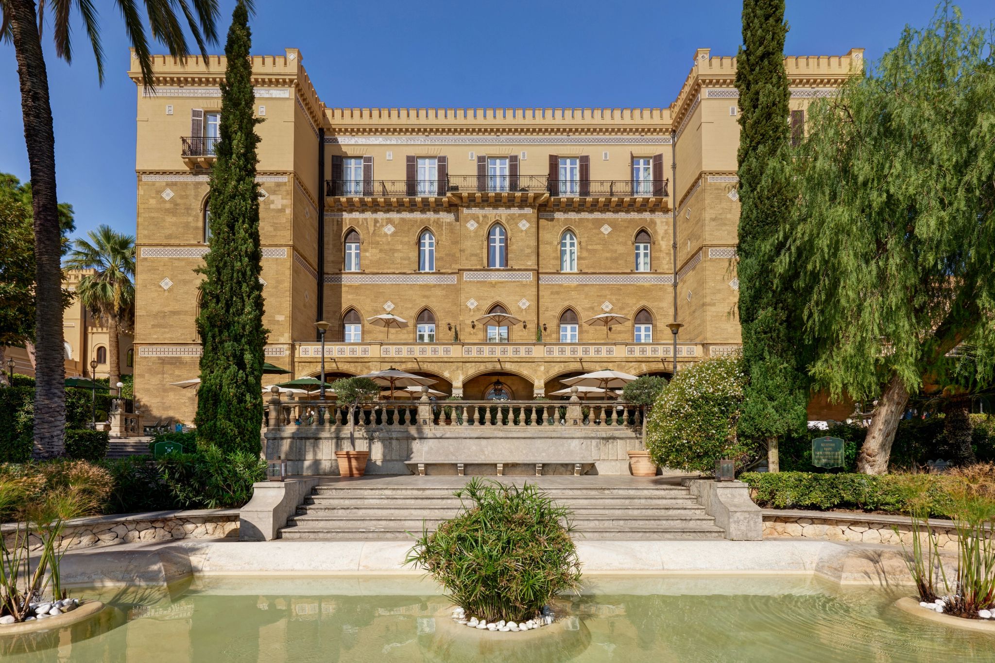 arquitetura classica - hotel historico – hotel na sicilia  - entrada do hotel - villa historica