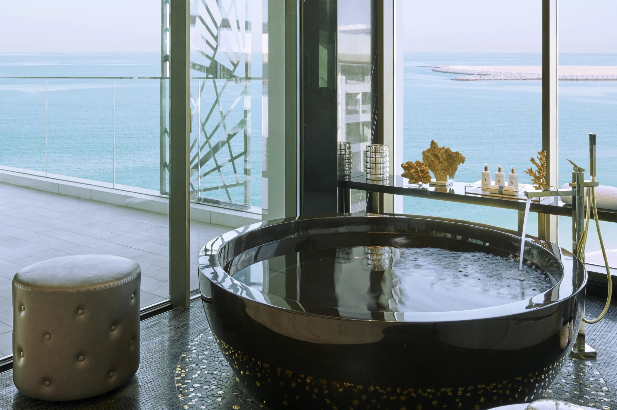 Royal Penthouse banheira de imersao - suite com banheira - banheiro vista mar - banho premium