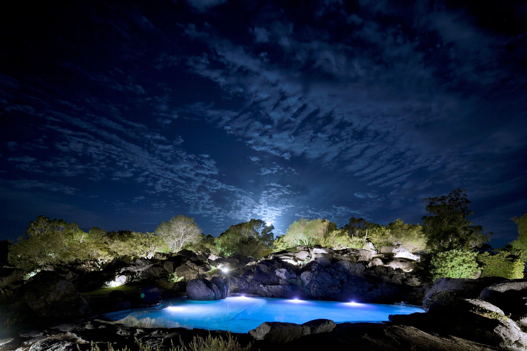 Vista noturna do hotel piscina externa - piscina ao ar livre - hotel com piscina