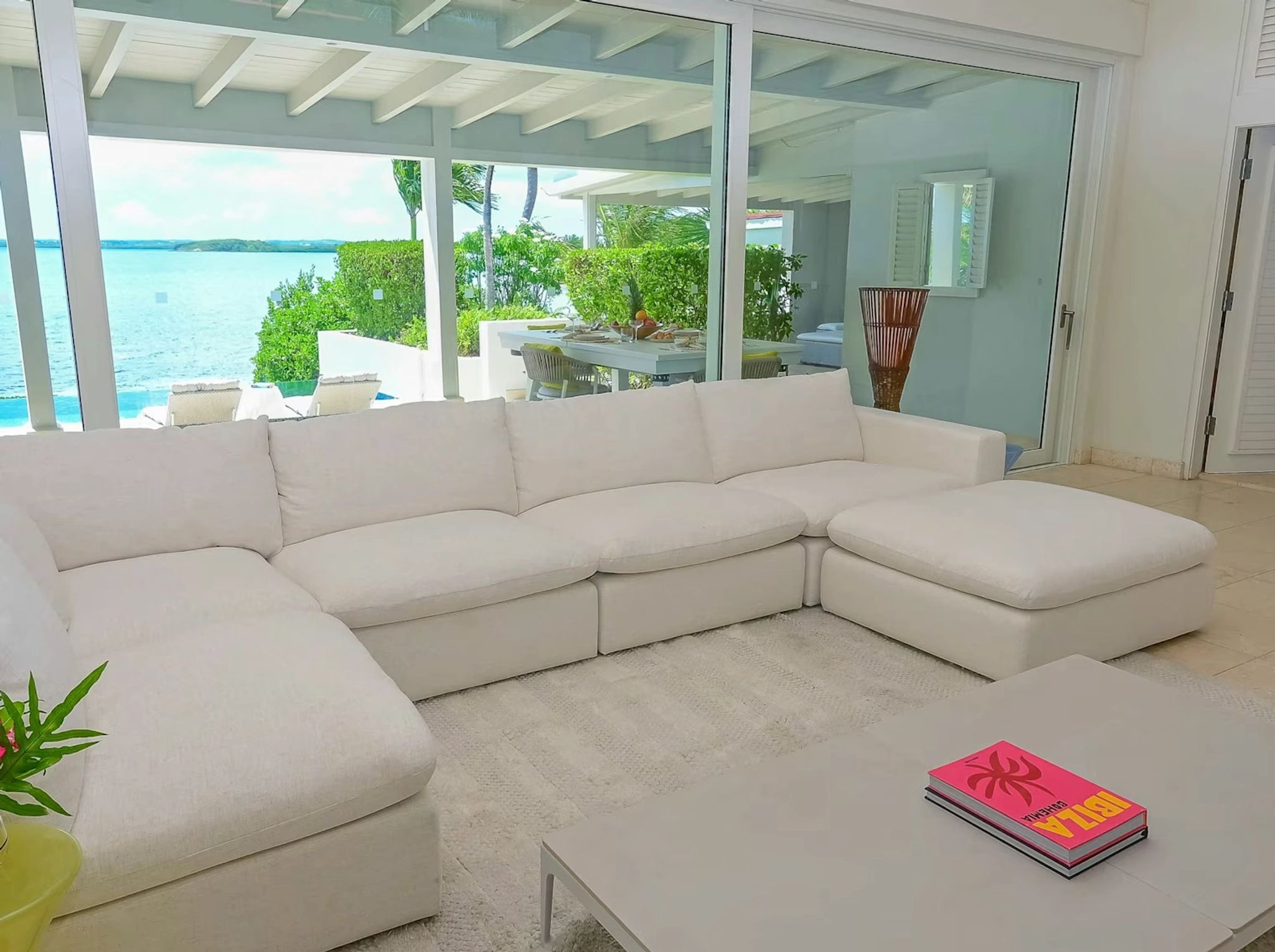 lounge externo coberto - sofas modulados - vista para oceano