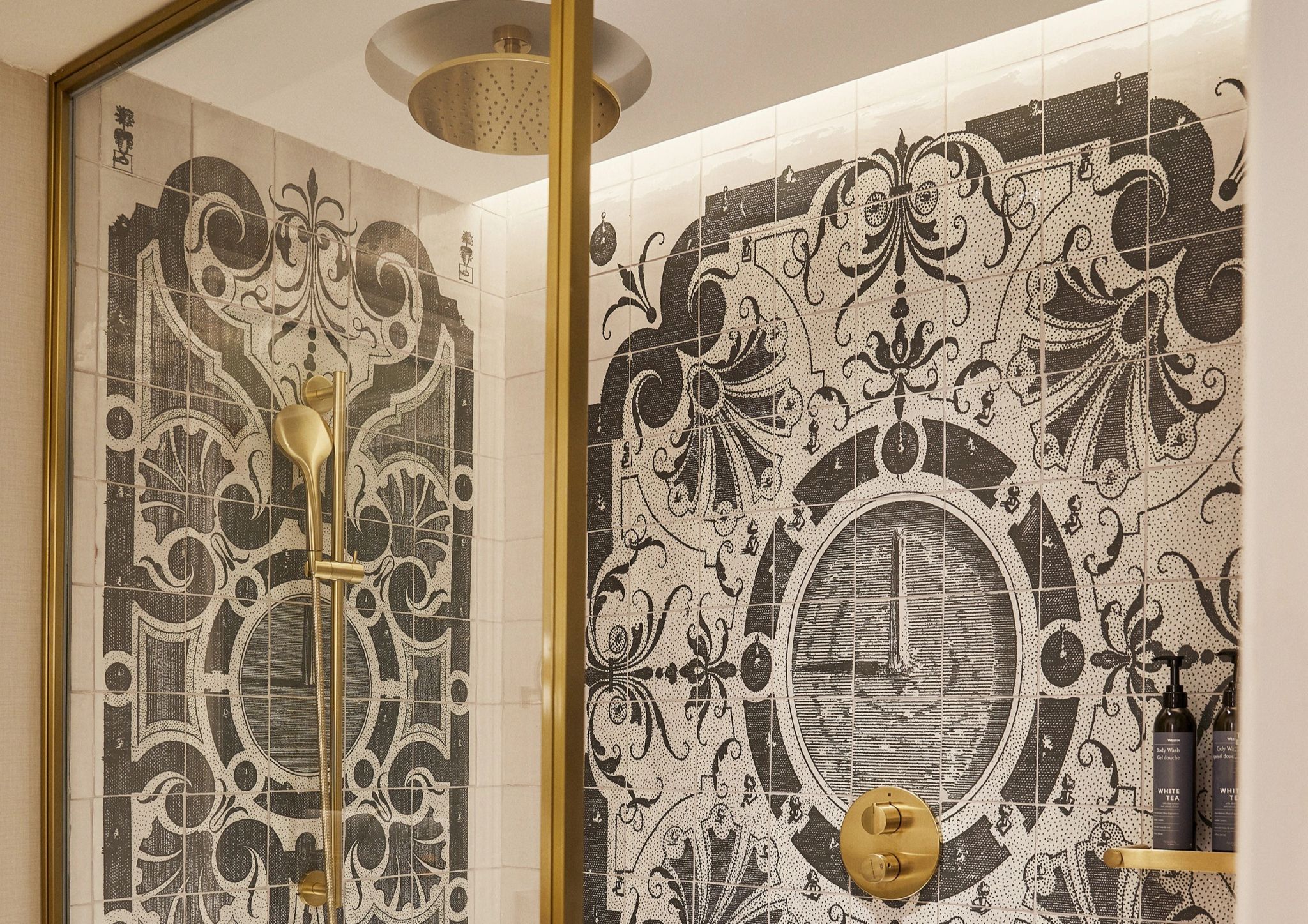 Deluxe King Courtyard View quarto vista patio - banheiro de luxo - chuveiro alta pressao