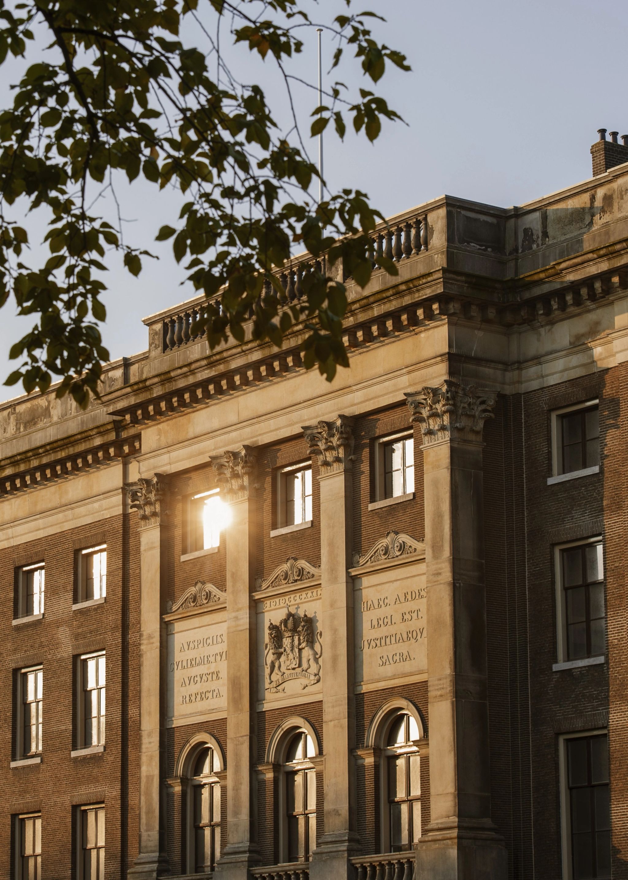 fachada rosewood - hotel exclusivo - luxo classico nos canais