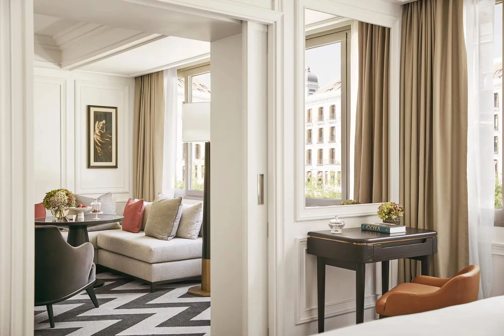 camas-king - quarto-suite-dois-quartos - sala-estar-residencial - design-contsuite-dois-quartos - sala-estar-residencial - design-contemporaneoemporaneo - estilo-espanhol