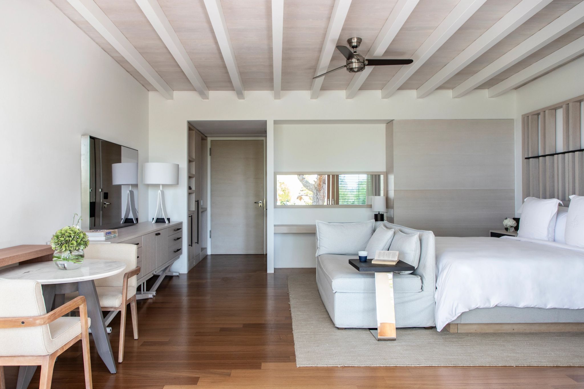 Garden View Bungalow quarto com tv - amenidades modernas - quarto vista jardim