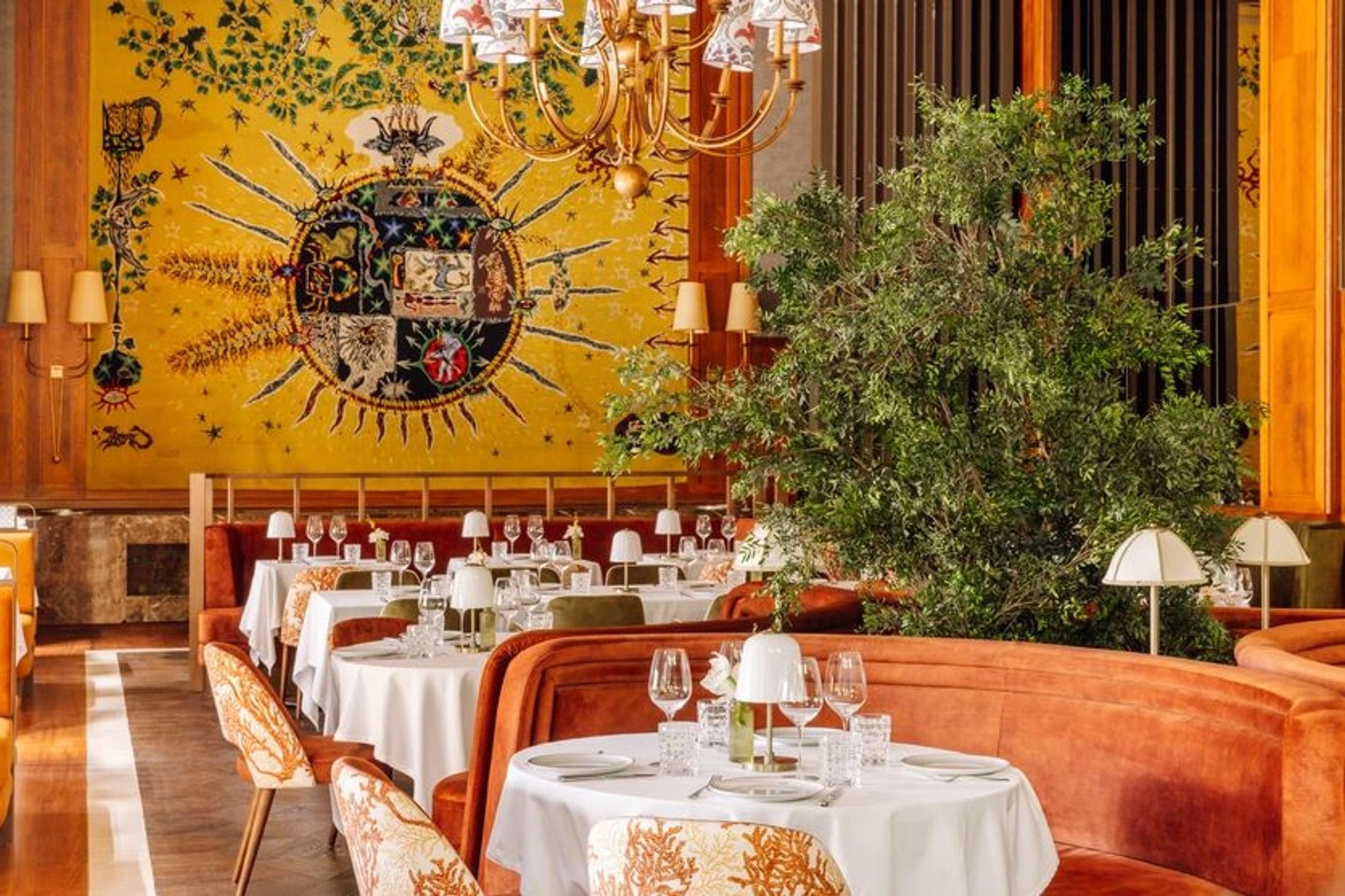 restaurante cervejaria liberdade com decoracao elegante e mesas preparadas para jantar em lisboa