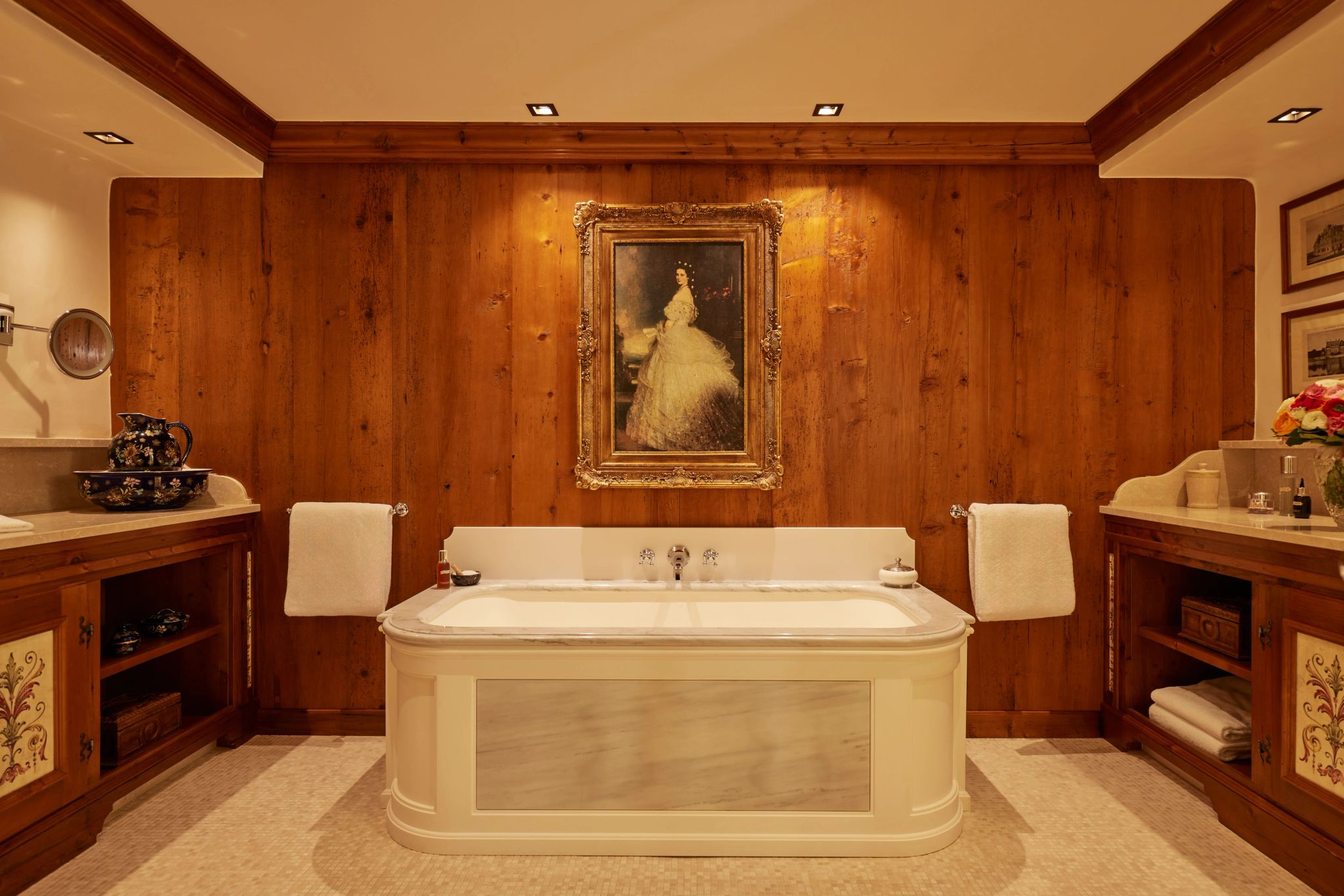 Gentiane Suite   obra de arte – banho de banheira – banheiro hotel