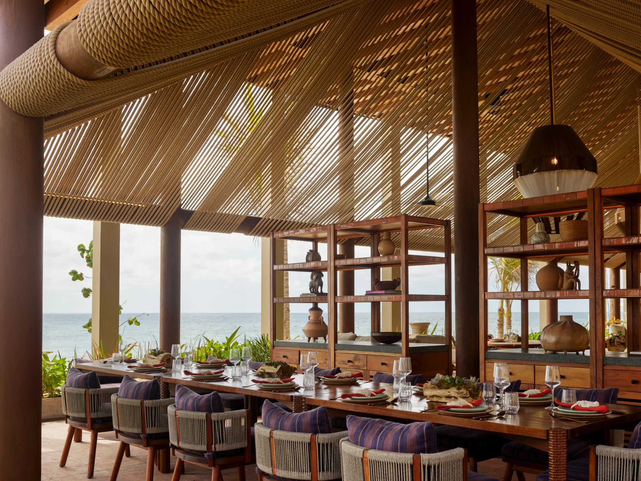 mesa comunitaria la cocina beach pavilion-design rustico moderno-ambiente social