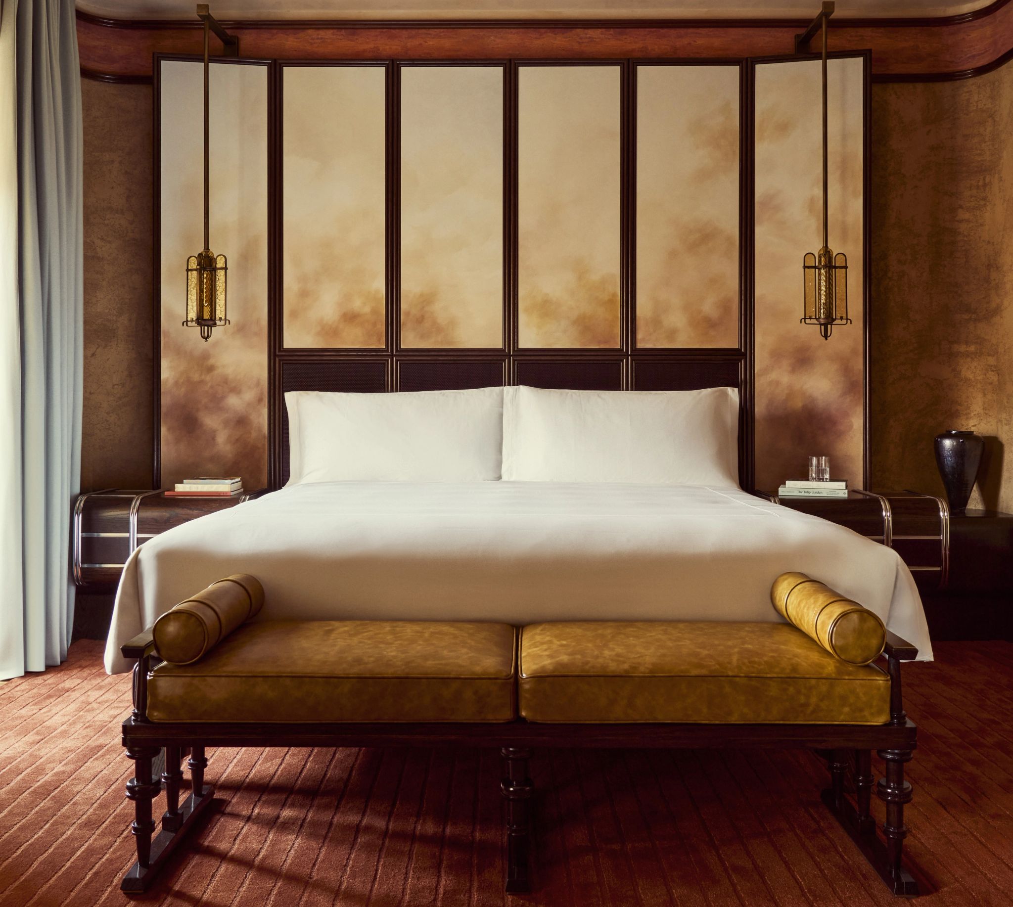 Suite cama king-size – roupa de cama premium – iluminacao natural