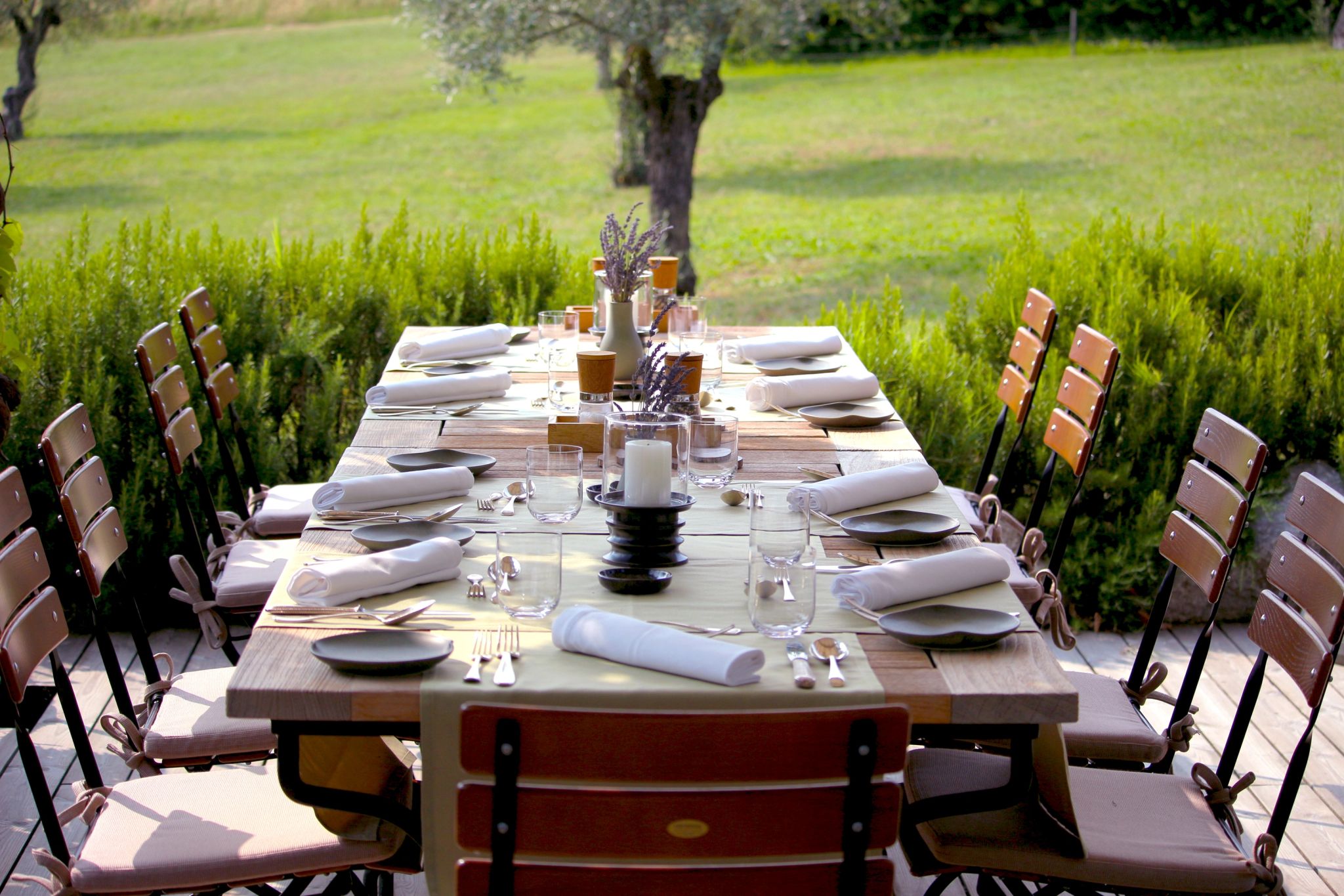 culinaria local – almoço no terraço - alta gastronomia - mesa de jantar - vista campo