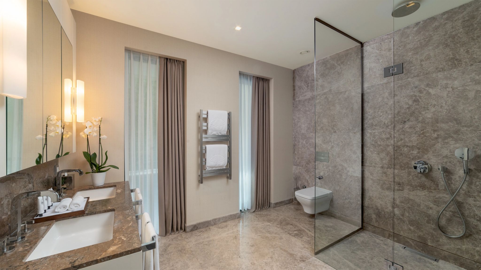 Three Bedroom Residential Apartment chuveiro alta pressao - banheiro em marmore - banheiro chique