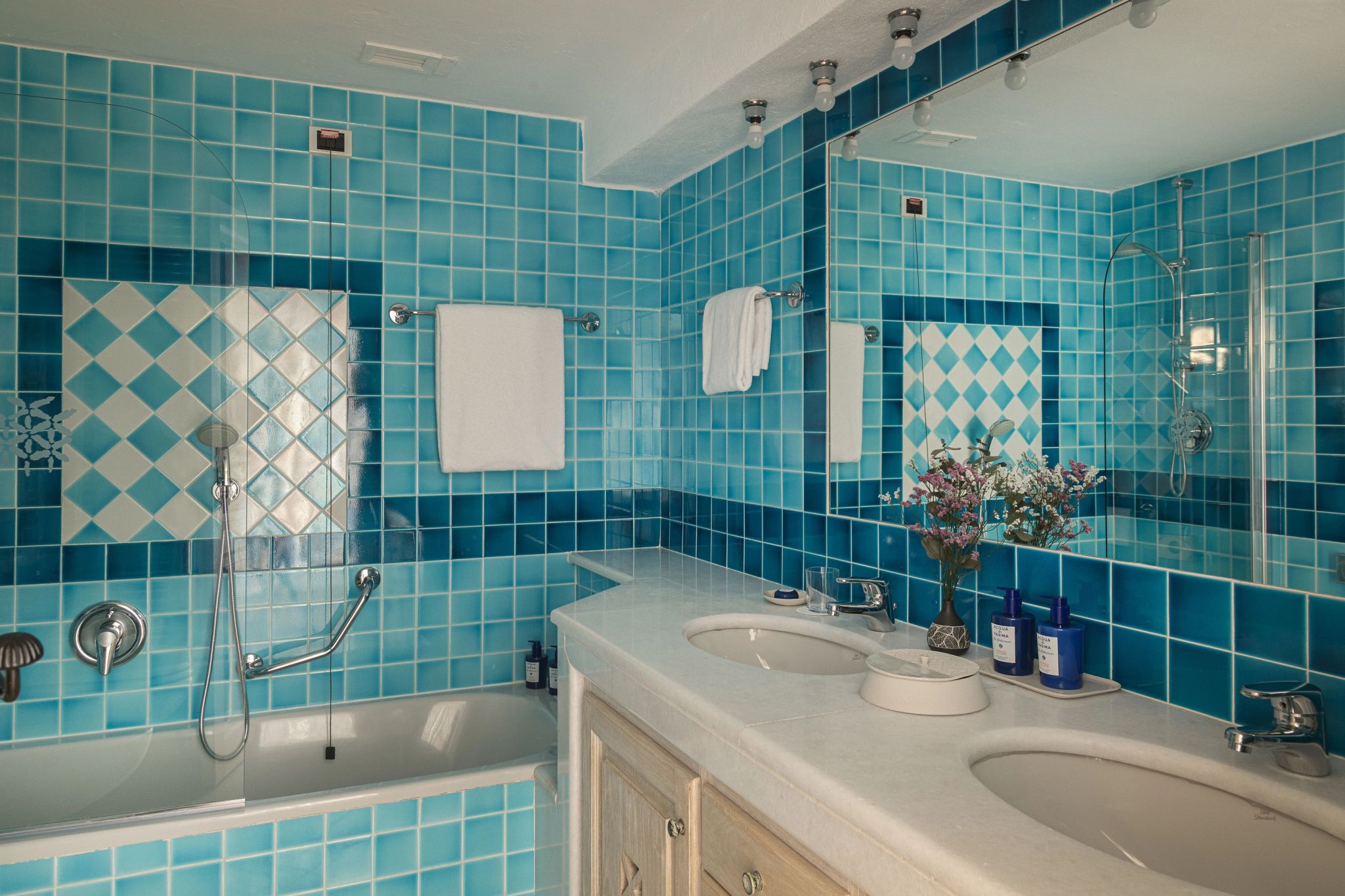 banheiro com banheira– banheira de imersao – banho relaxante