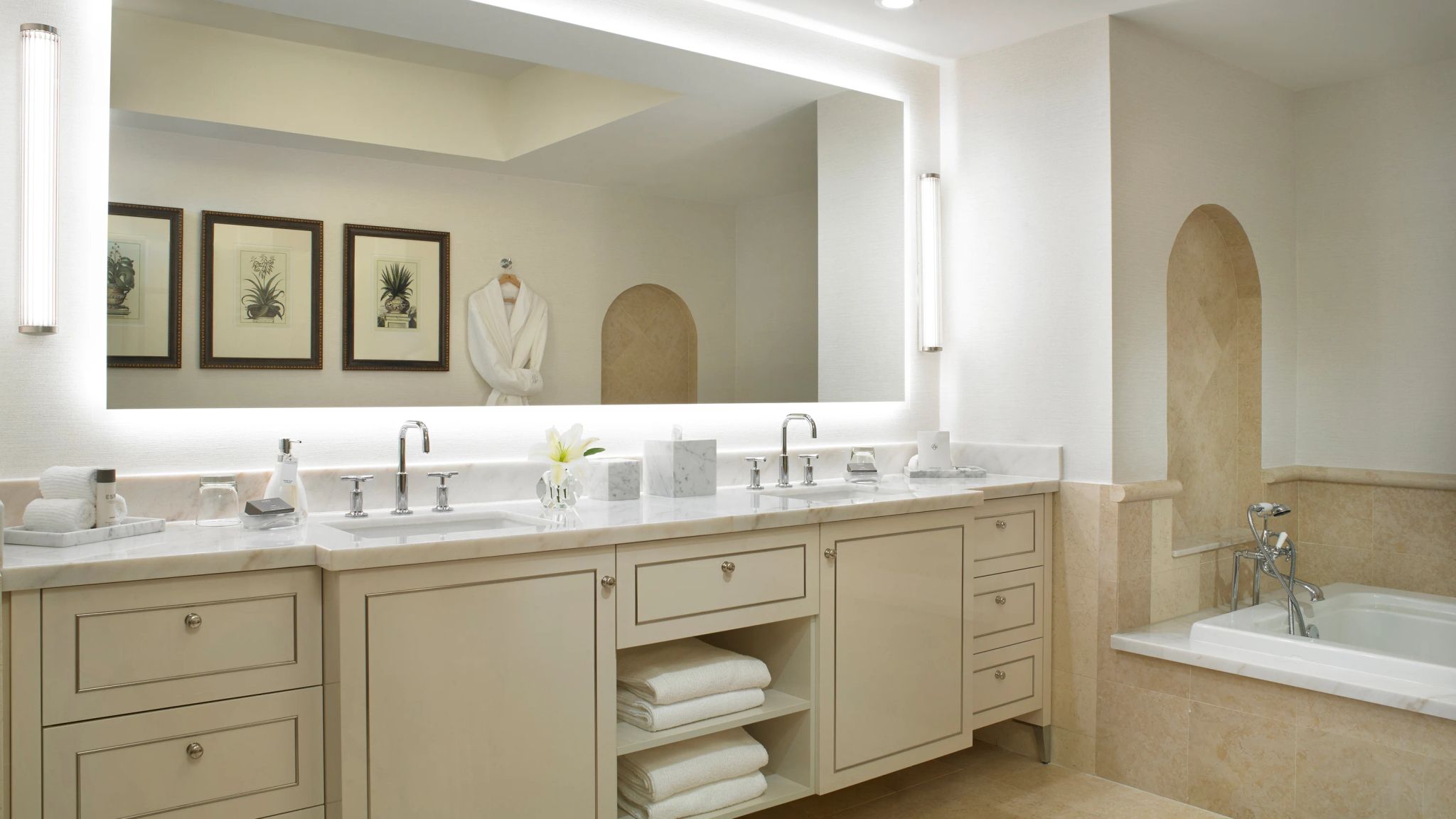 banheiro em marmore - bancada ampla - banho de jacuzzi - jacuzzi