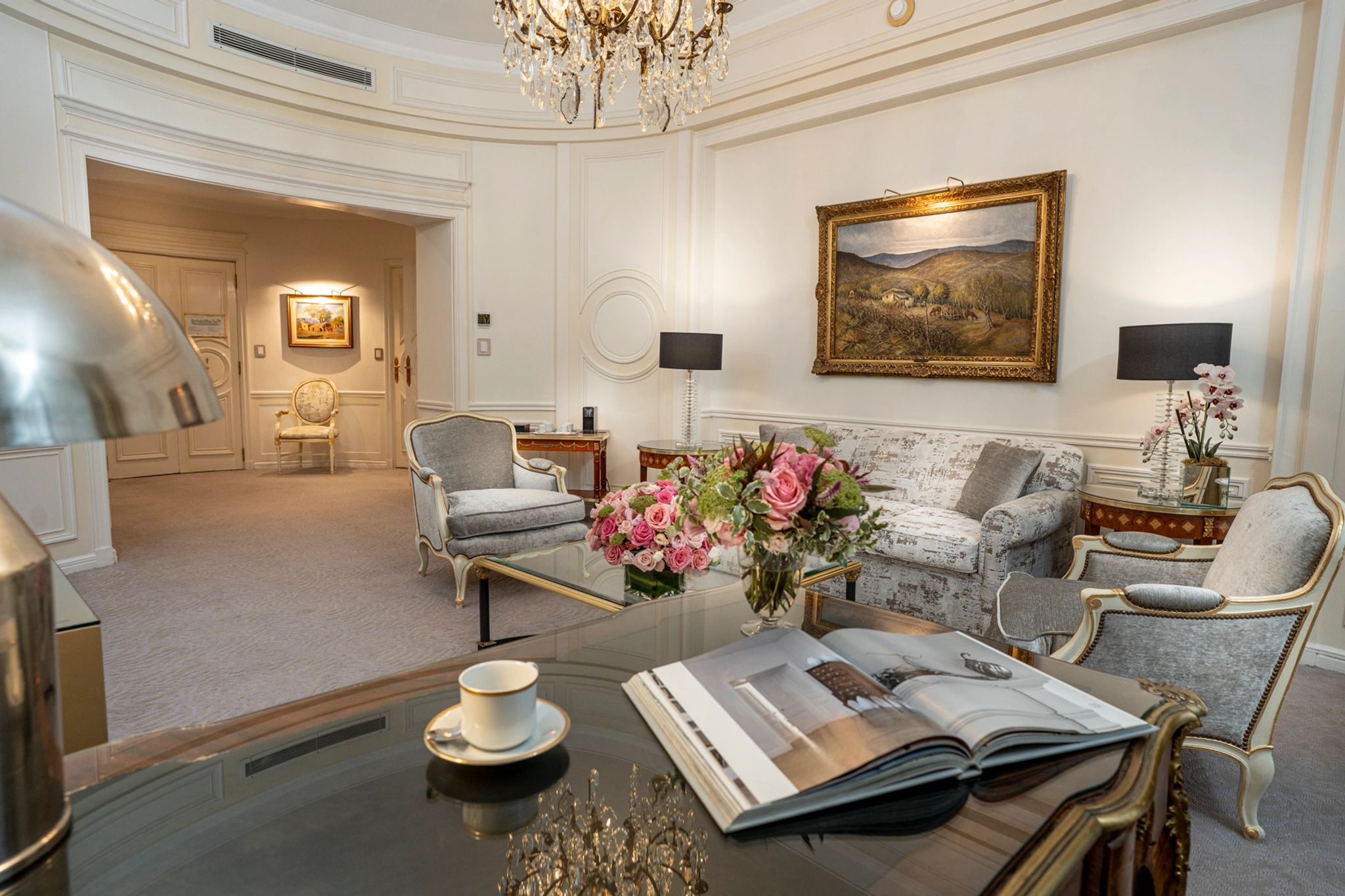 suite com sala - sala de estar - sofa confortavel - sala chique