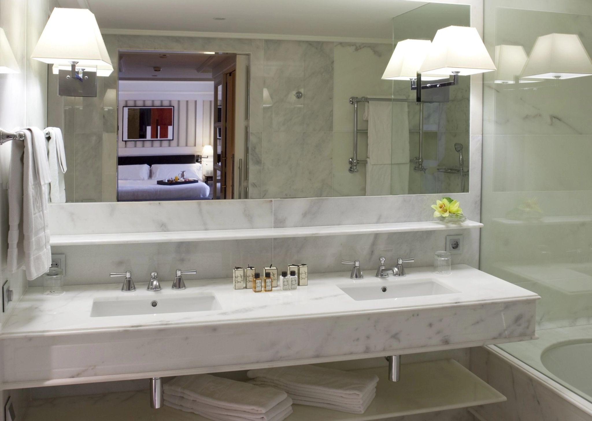 Deluxe City View banheiro em marmore - banheiro com pia dupla - pia dupla