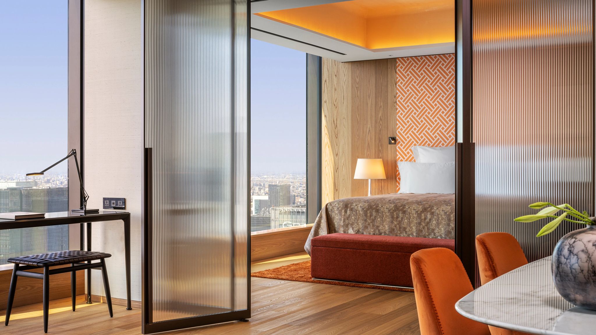 suite ampla - vista cidade - escrivaninha