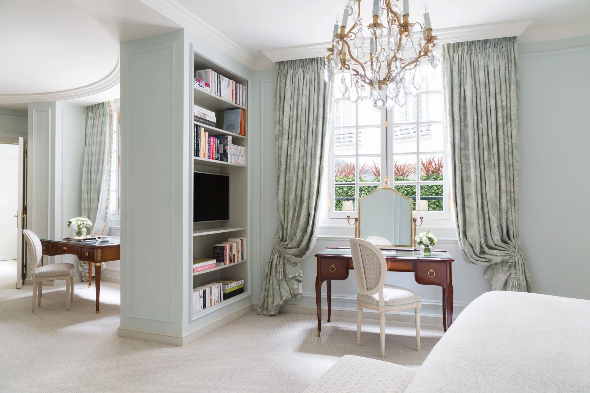 Deluxe Junior Suite estante de livros - lustre de cristal - suite classica - suite de luxo