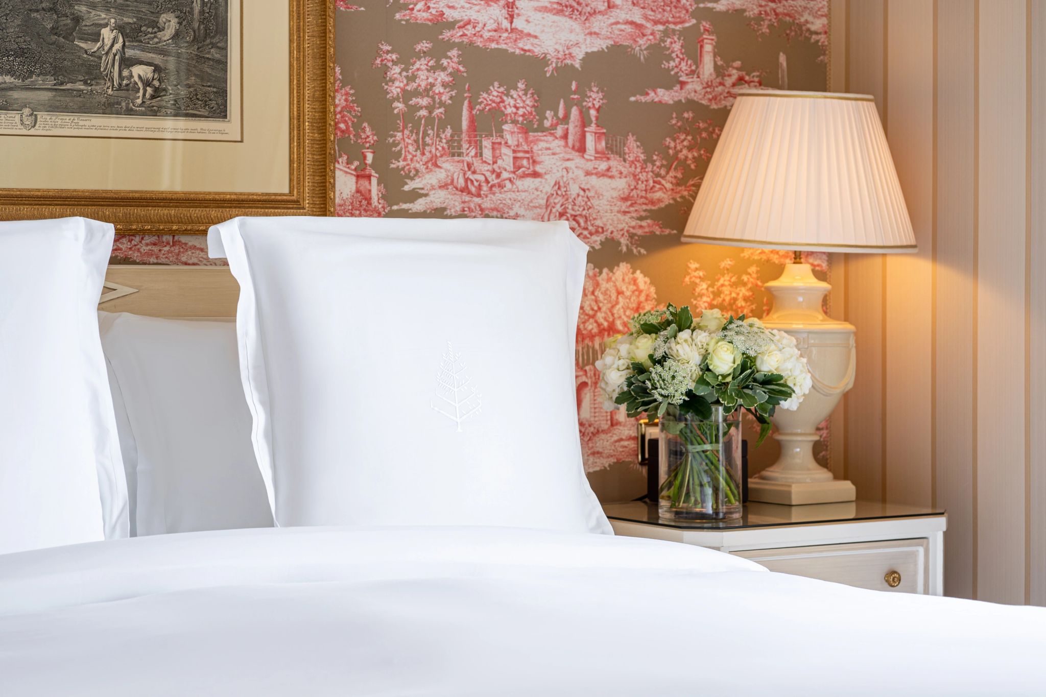 Mont Blanc Suite cama king - arranjo de flores - suite king - suite casal - suite ampla - suite de luxo