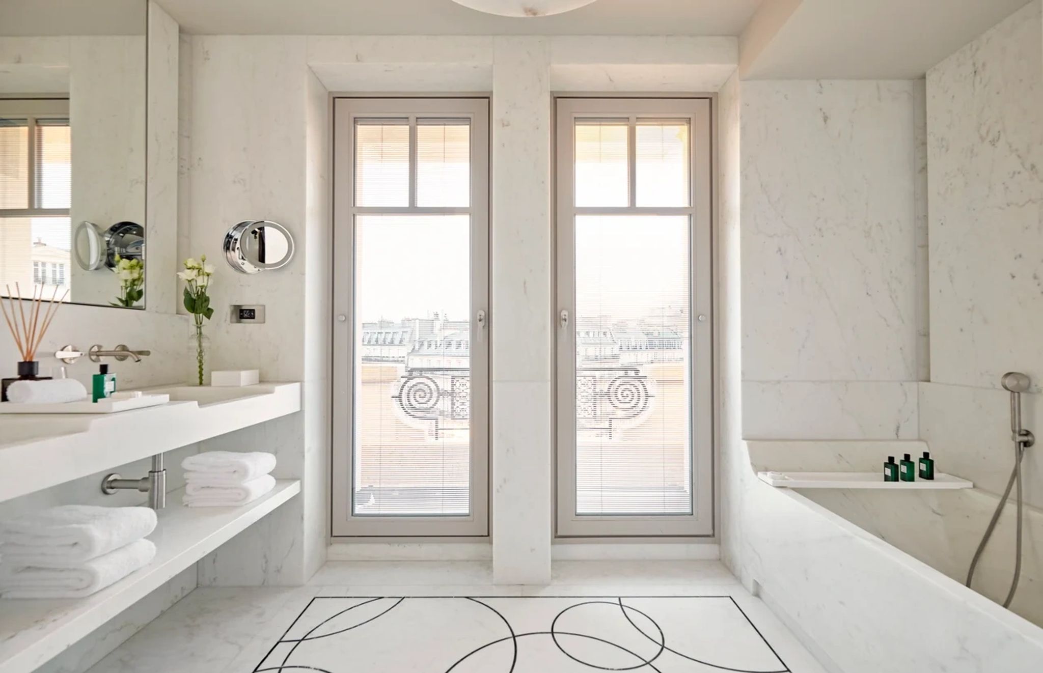 Josephine Baker Suite banheiro moderno - banheira de imersao - banho premium