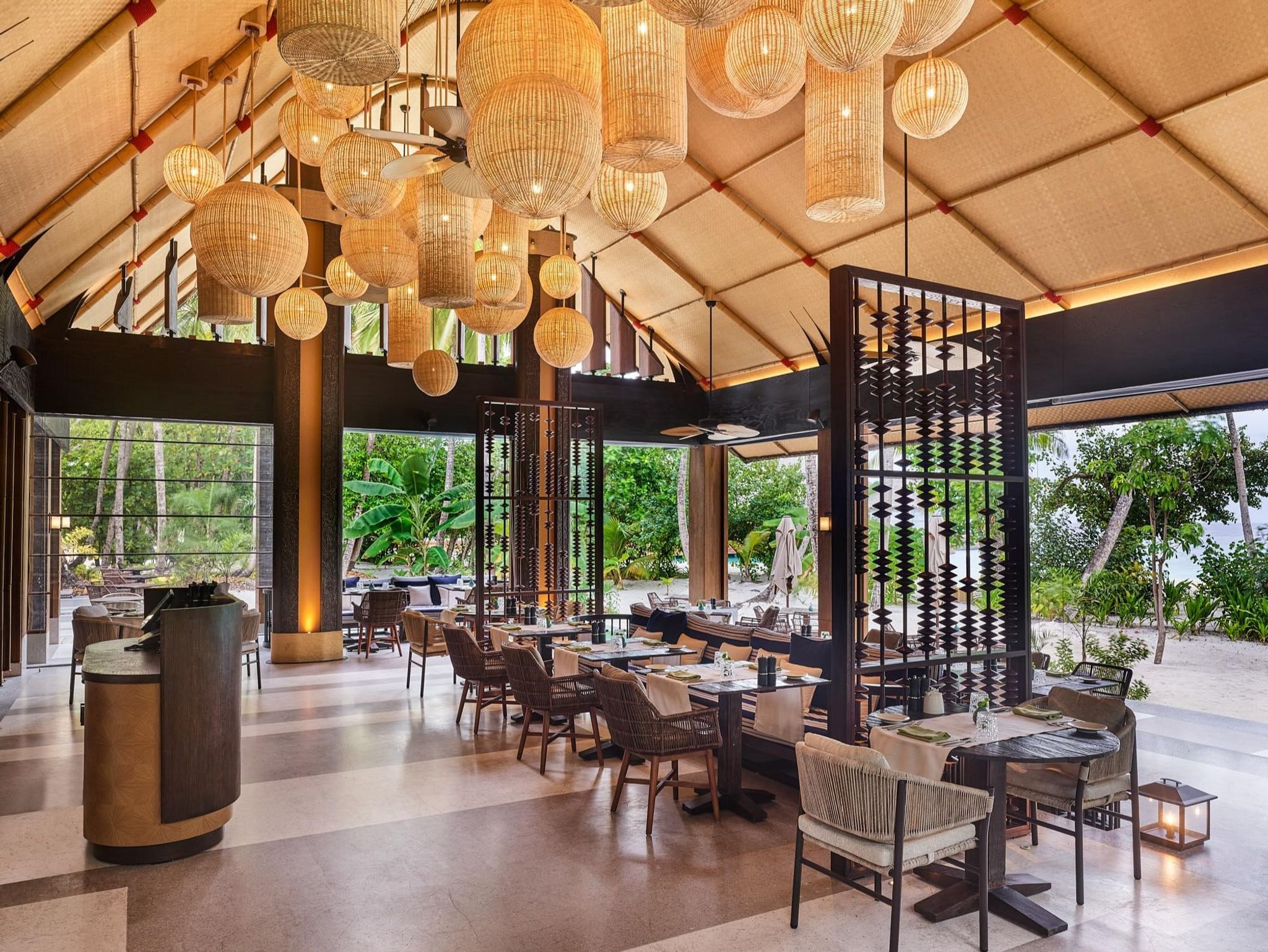 decoraçao tropical - restaurante de luxo - comida asiatica - restaurante pa na areia