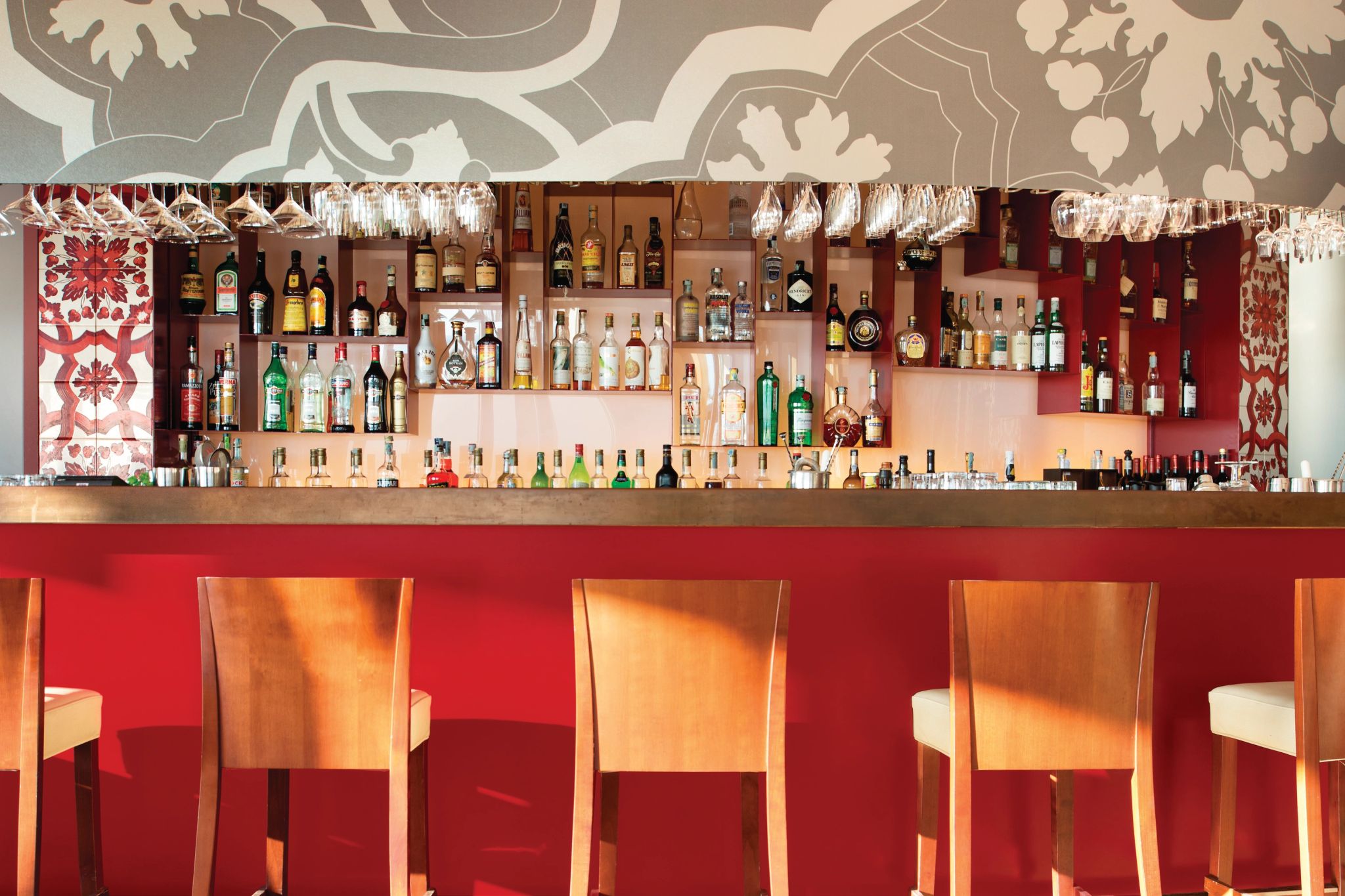 bar animado – bar com musica ao vivo - vitrine de bebidas - bebidas premium