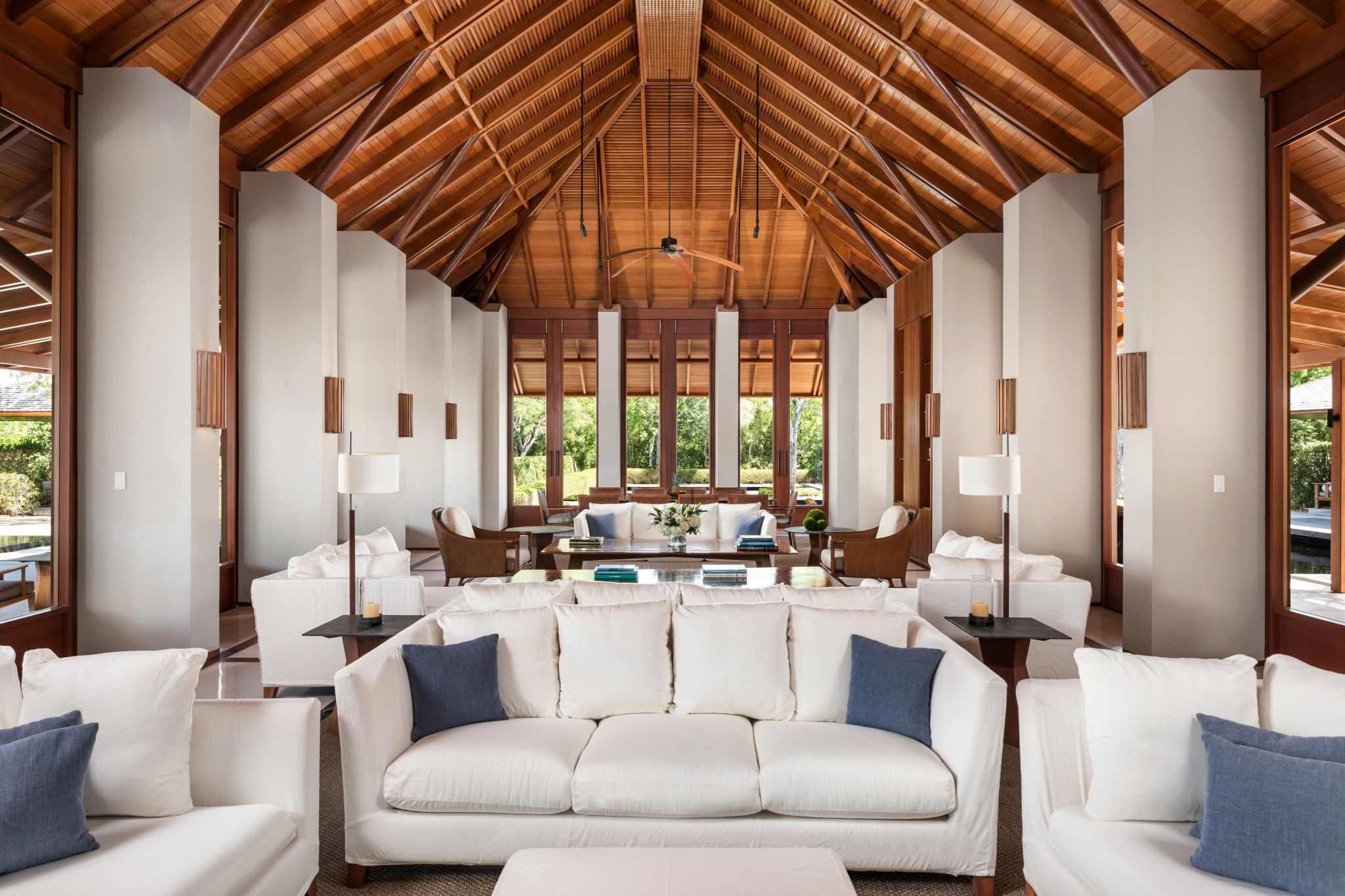 Four Bedroom Beach Path Tranquility Villa vila no caribe - sala de estar - decoracao premium