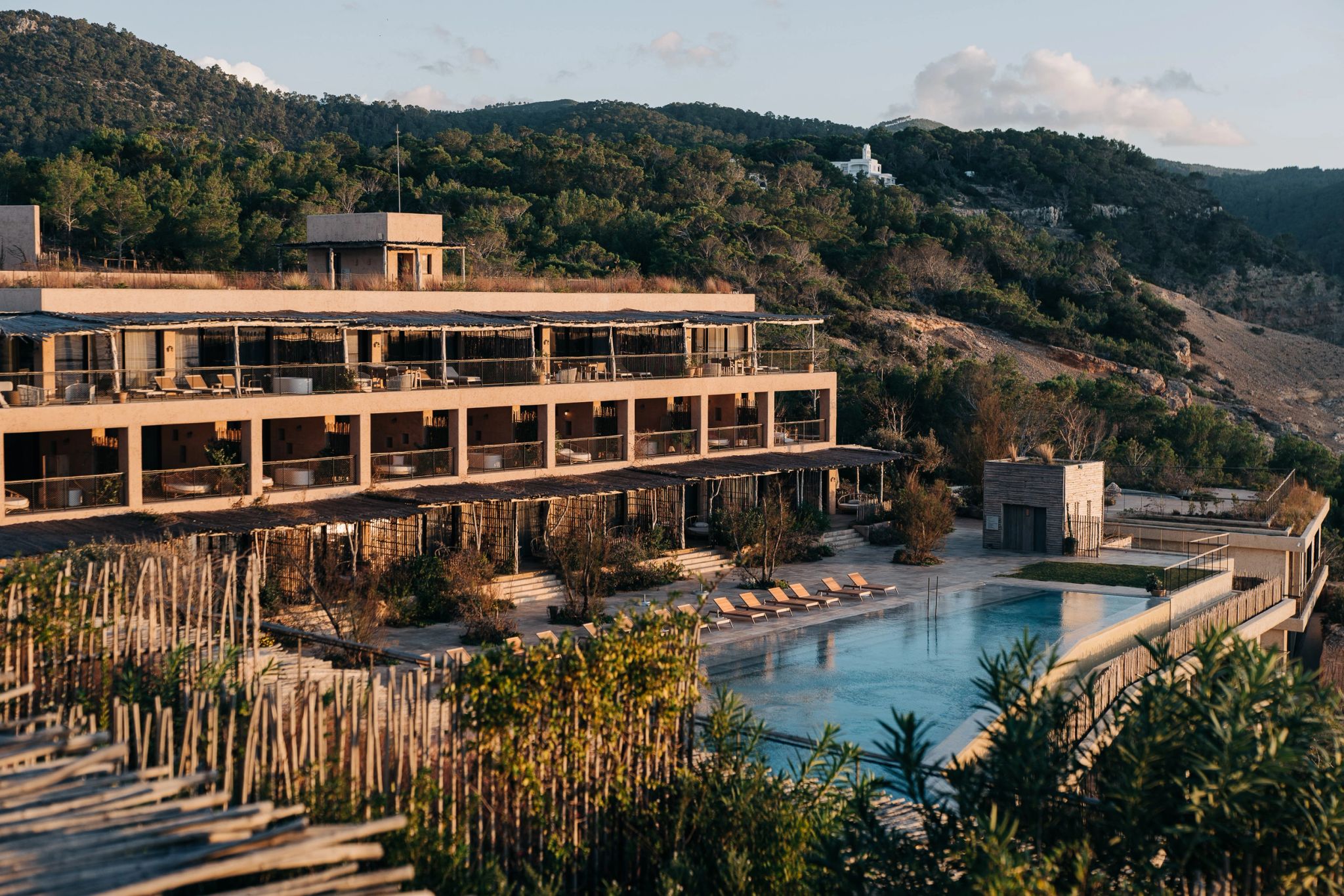 Vista da Vila fachadas de pedra clara - varandas privativas - colinas de ibiza