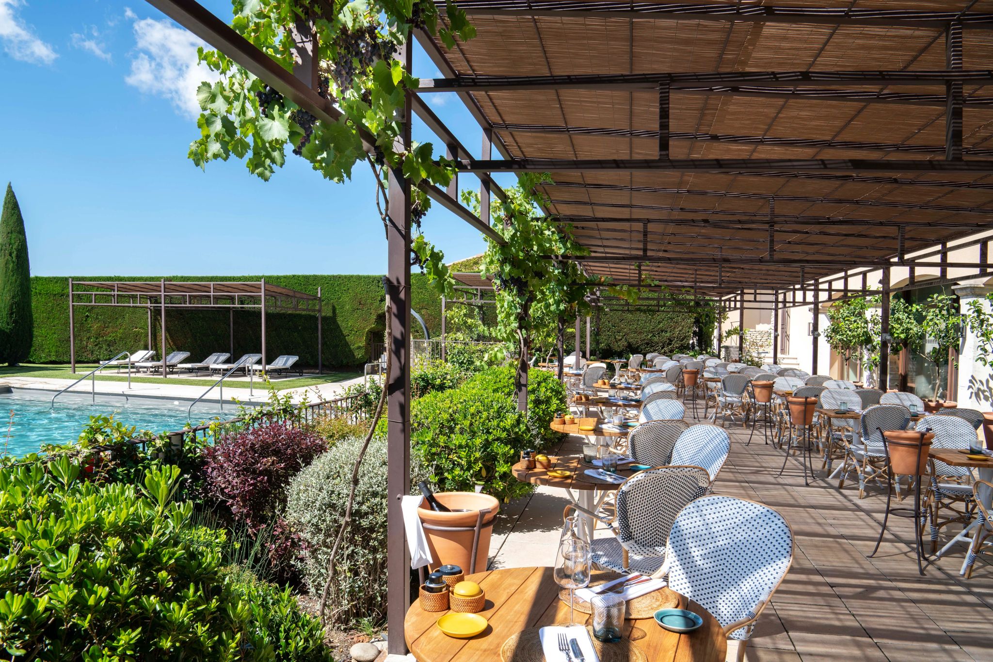 Restaurante Cipressa almoço com vista – area externa restaurante – restaurante beira piscina - piscina externa