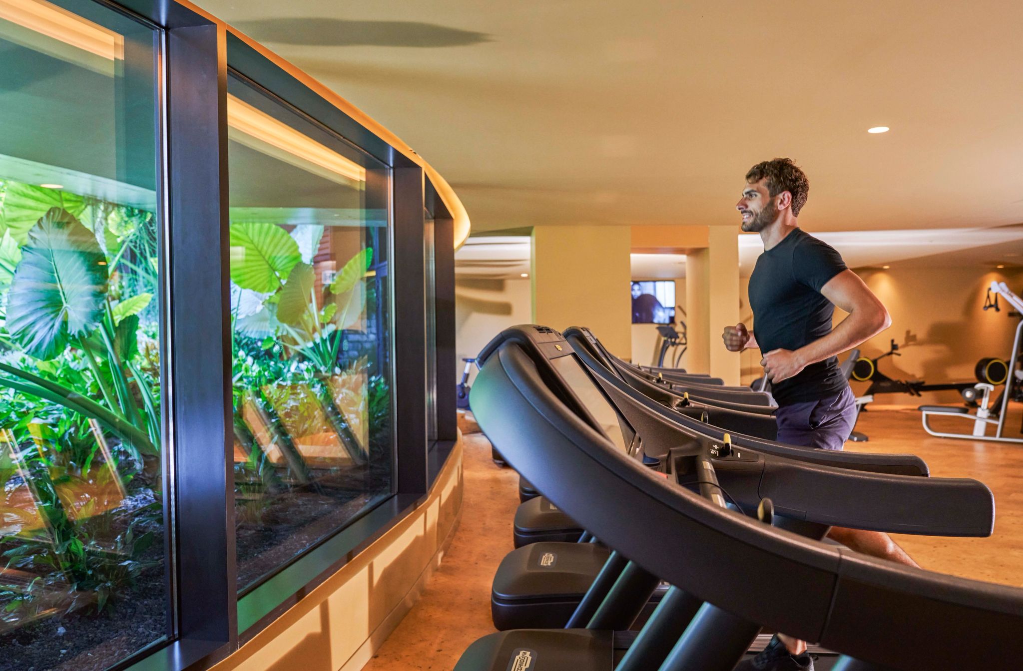 Academia espaco fitness moderno com vista em hotel cinco estrelas