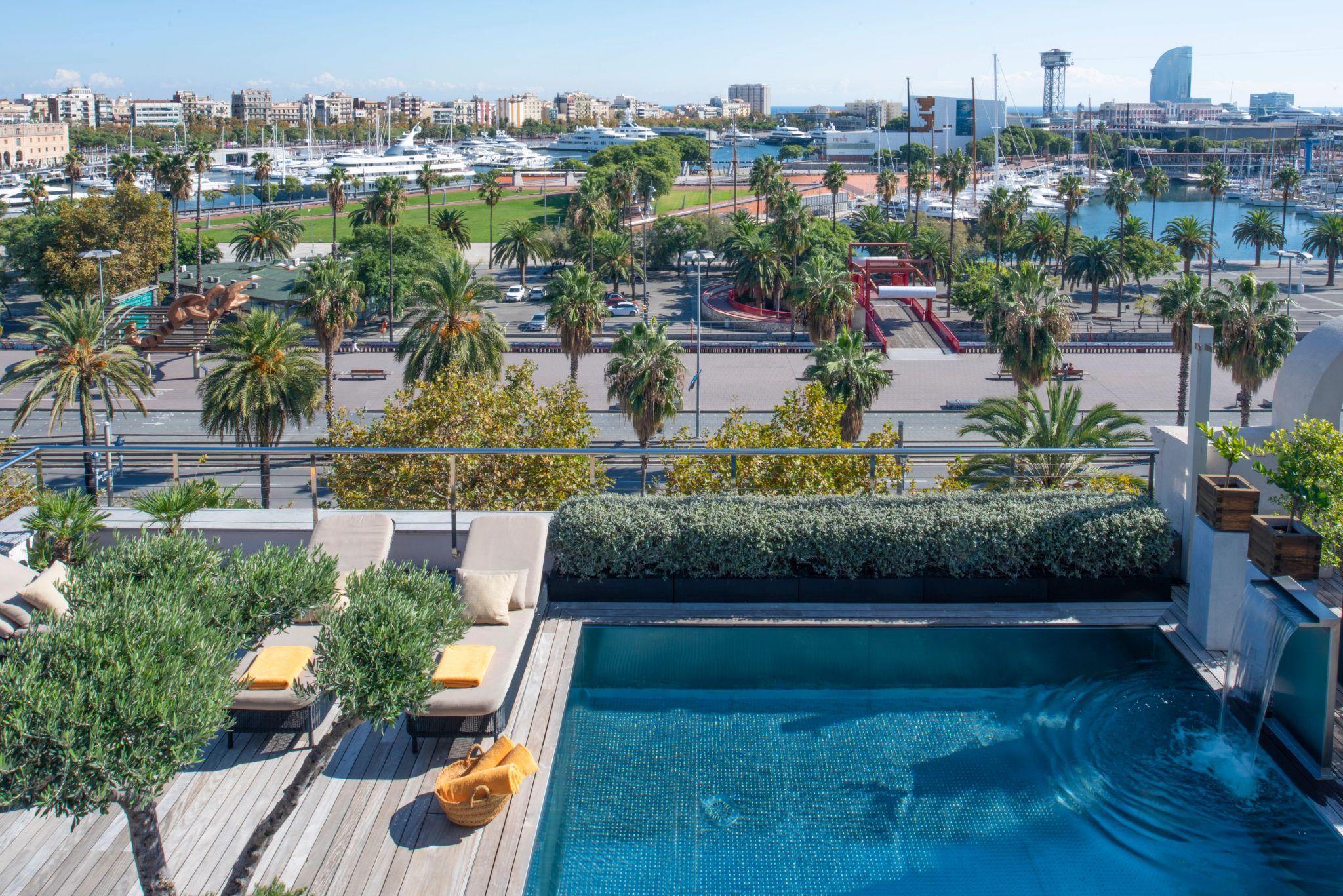 Piscina no rooftop piscina externa - vista cidade de barcelona - hotel com piscina