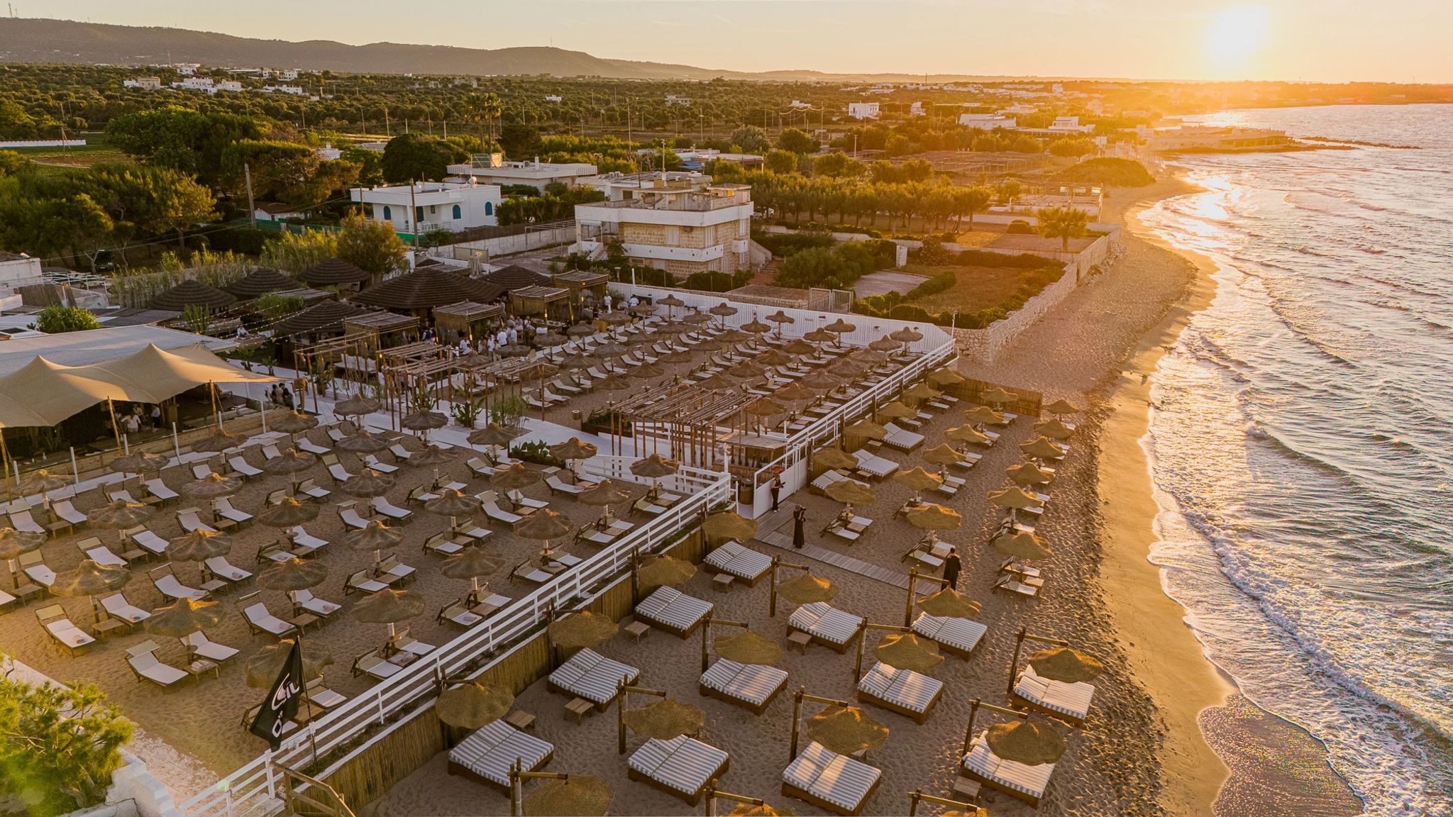 serviço de praia - praia - beach club - hotel beira mar - destino de praia - praia privativa