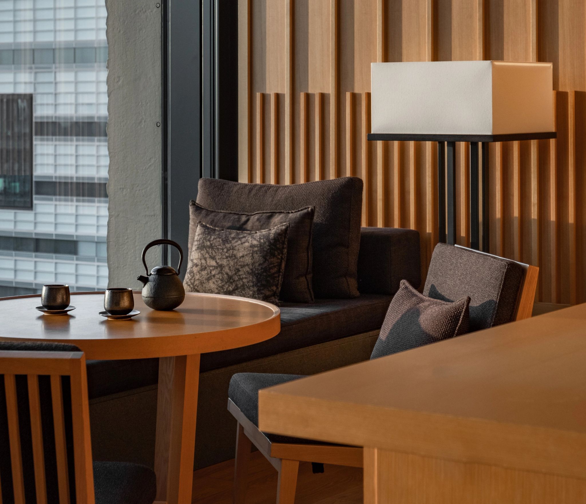 sala moderna - moveis em madeira - suite com sala - suite casal