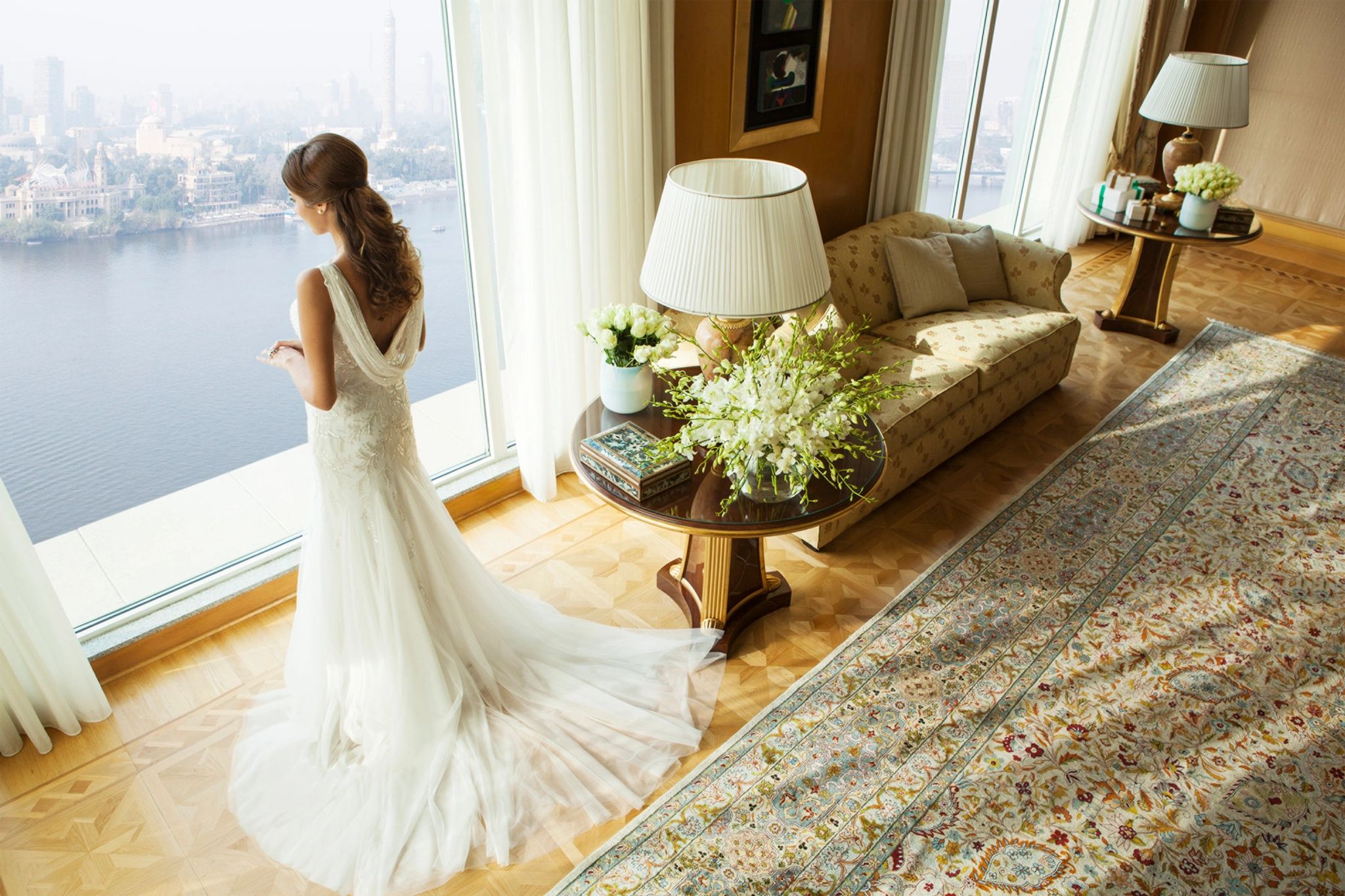 Suíte do Hotel noiva olhando pela janela - suite de luxo - com vista para o nilo
