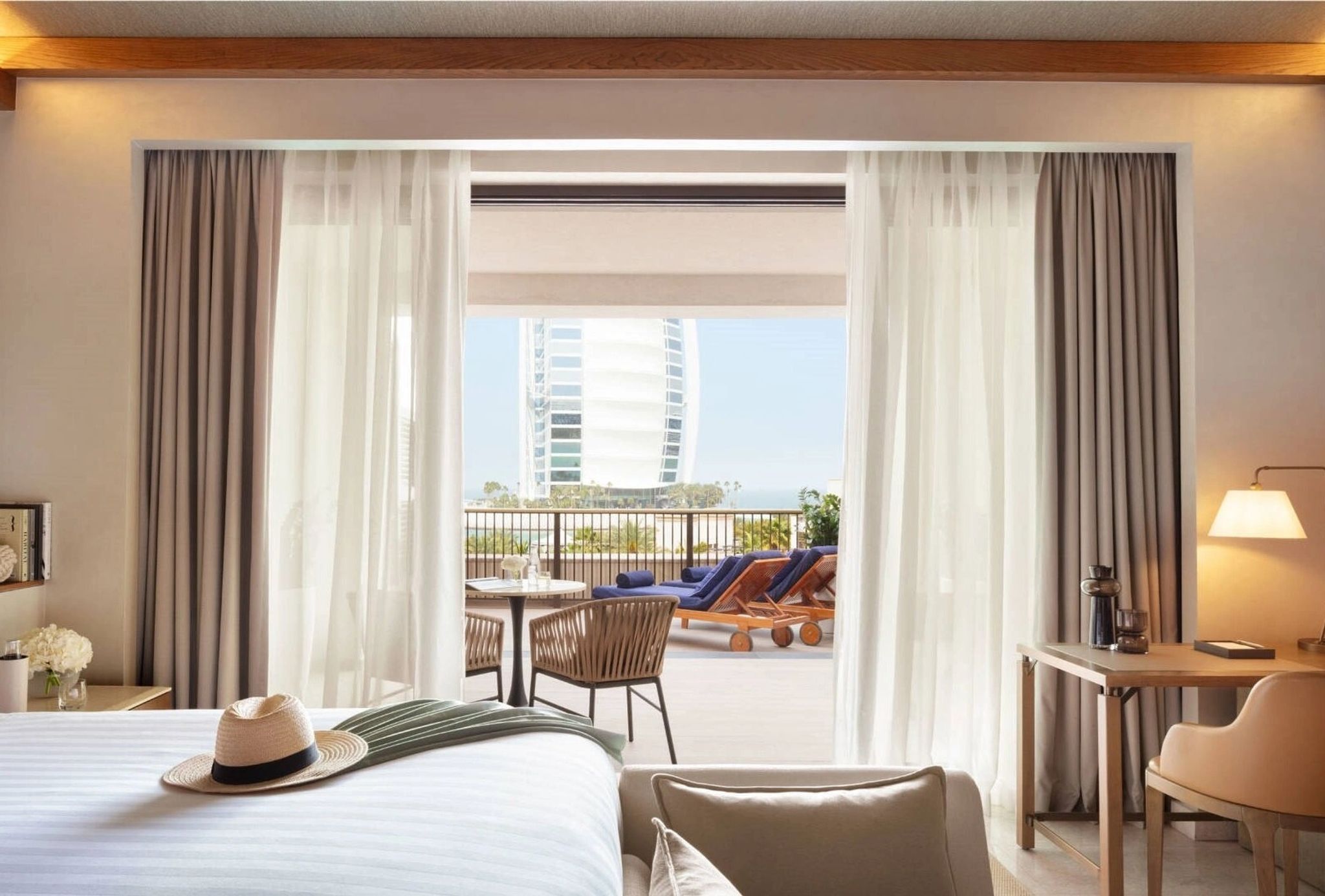 Ocean Club Terrace   cama de hotel – design de luxo – quarto com terraço