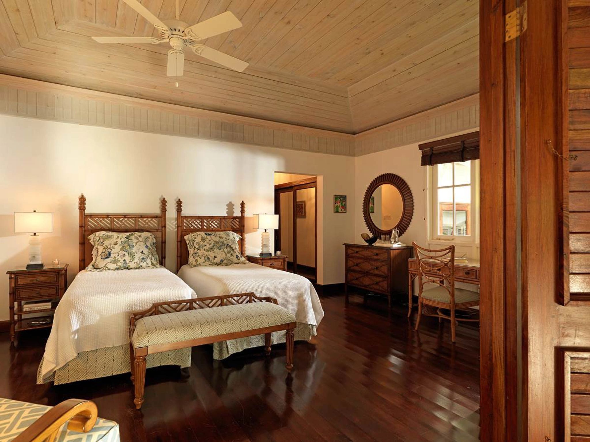 Five Bedroom Classic Villa quarto com duas camas - quarto duplo - arquitetura em madeira