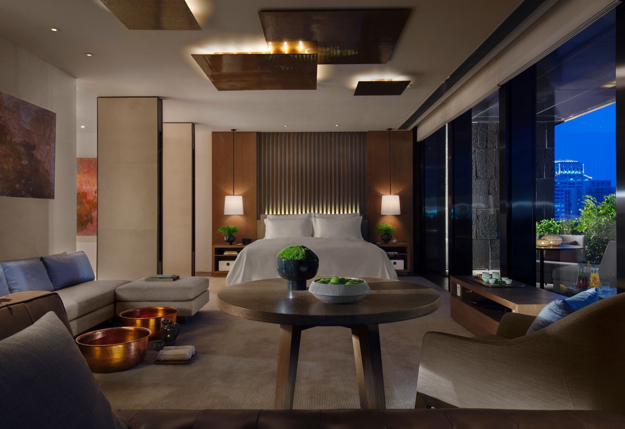 Deluxe Terrace Studio suite grande - decoracao de luxo - vista cctv tower