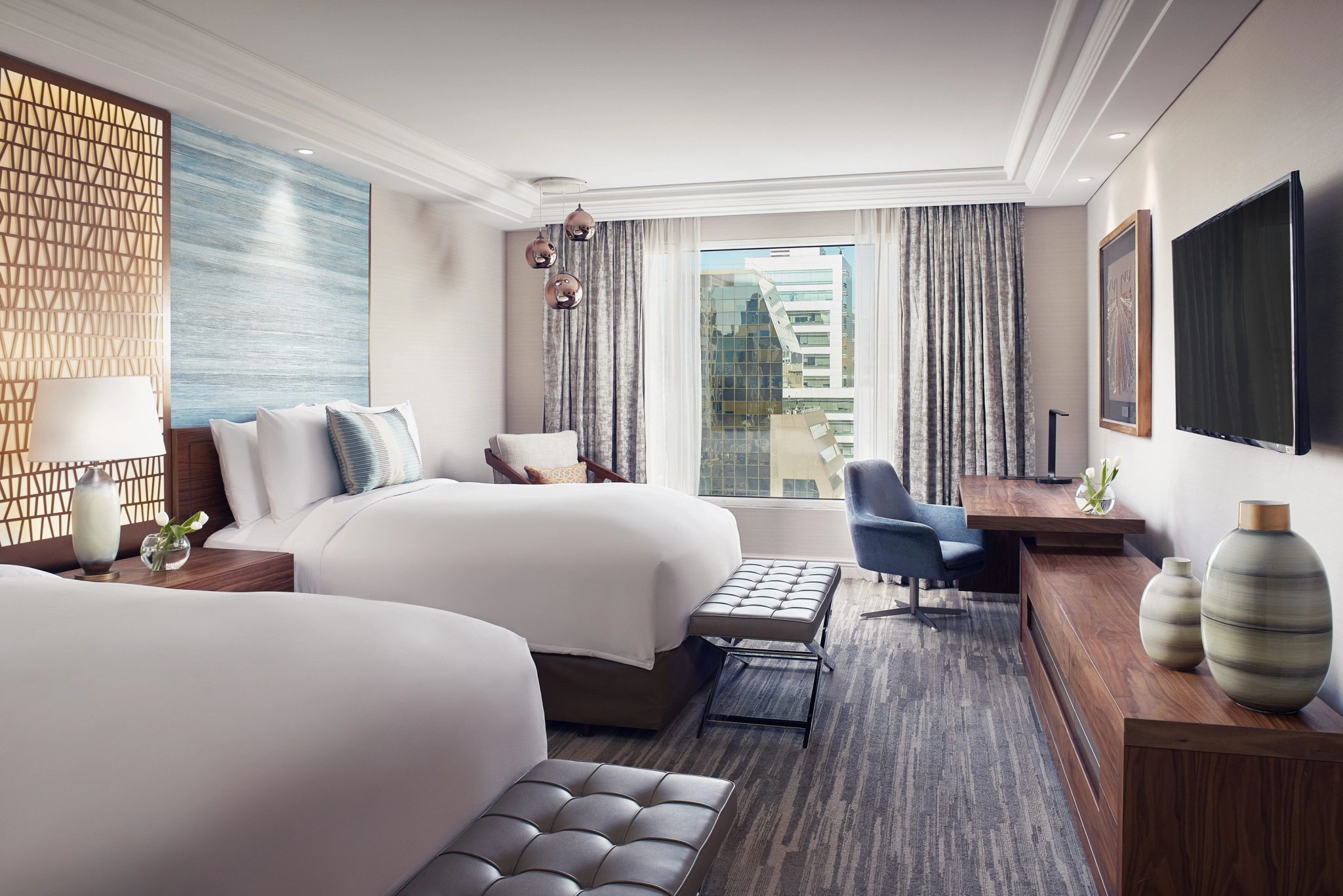 cama queen size – mesa de escritório -quarto de hotel