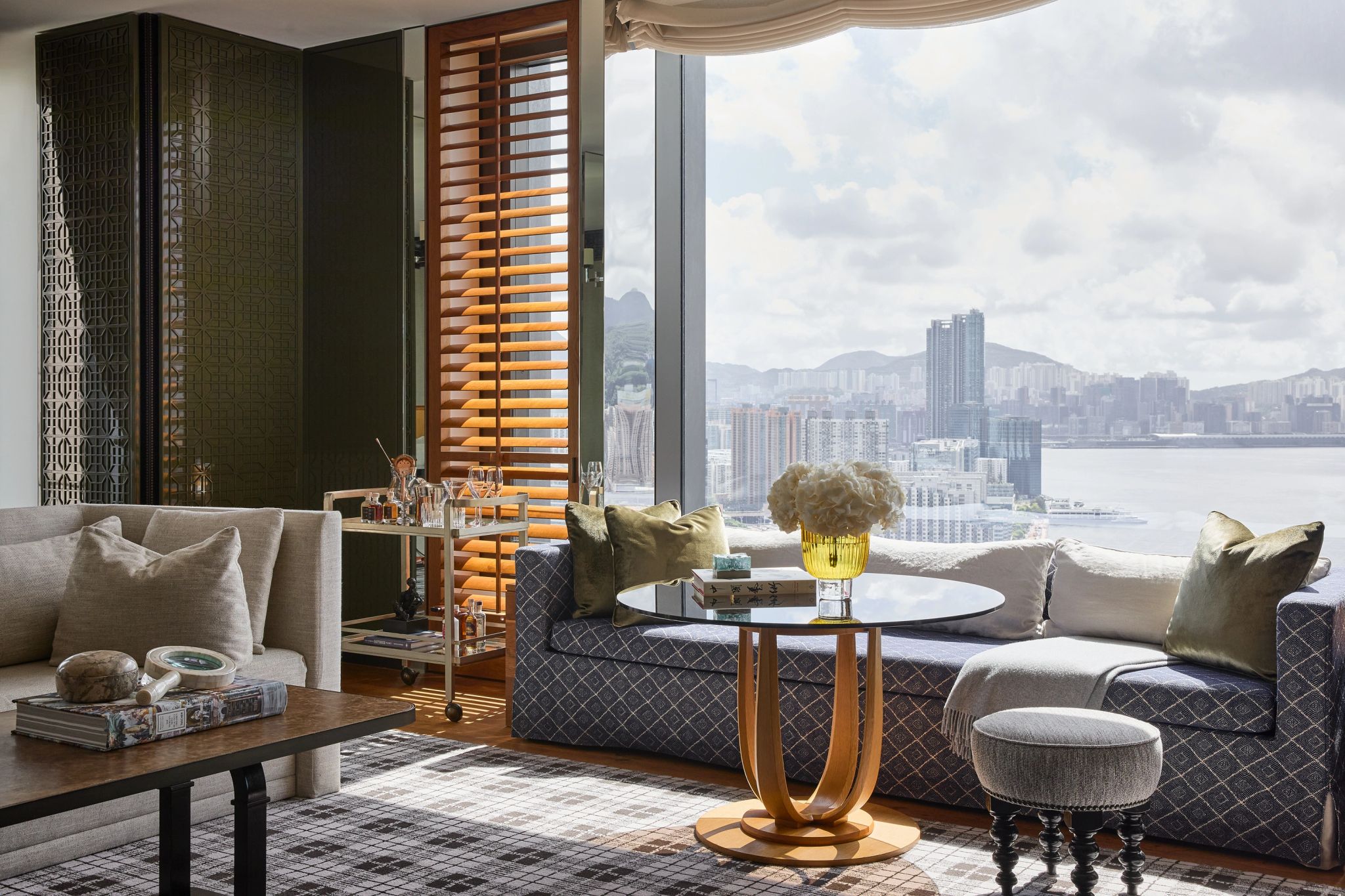 sala de estar da suite - sofa confortavel - vista baía de kowloon 